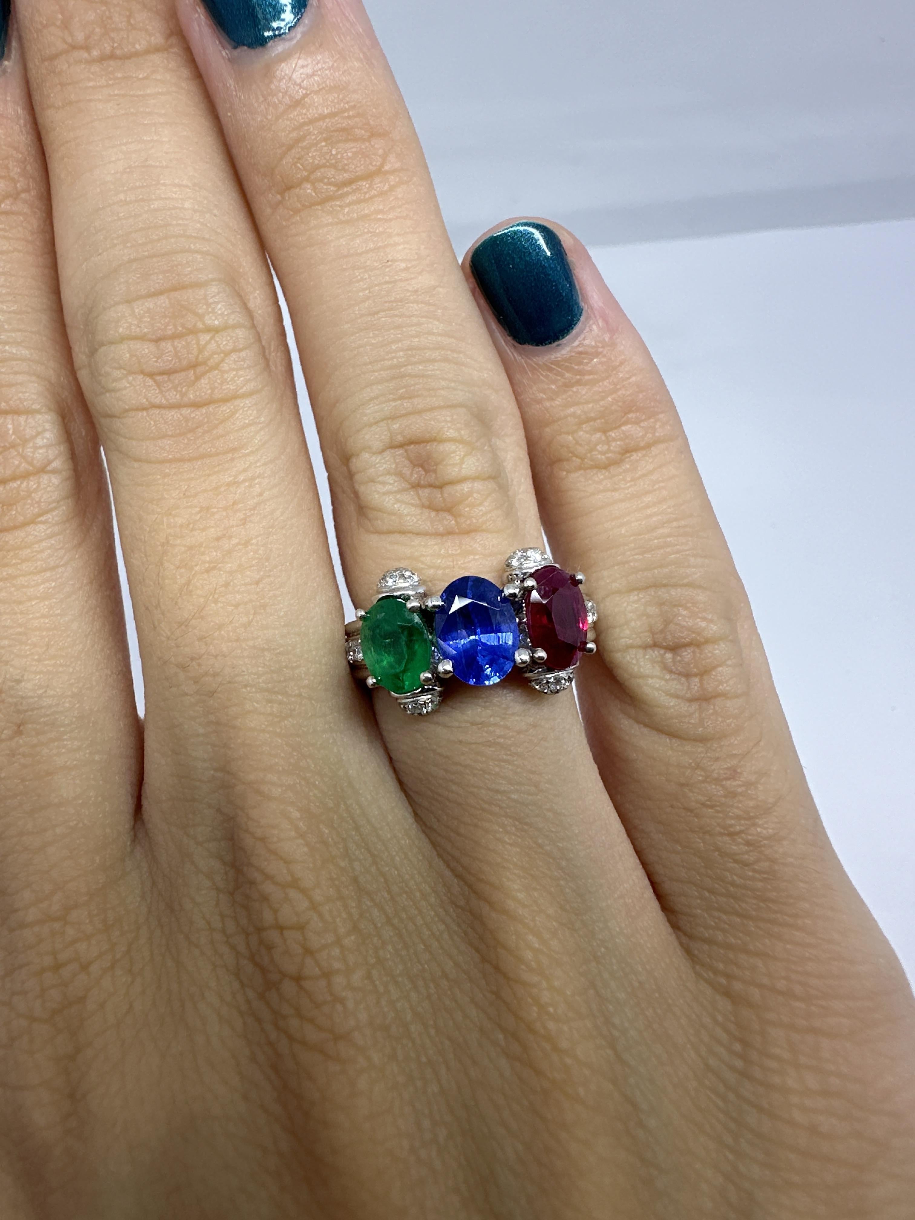 Ring aus 18 Karat Diamant, Saphir, Smaragd und Rubin im Angebot 2