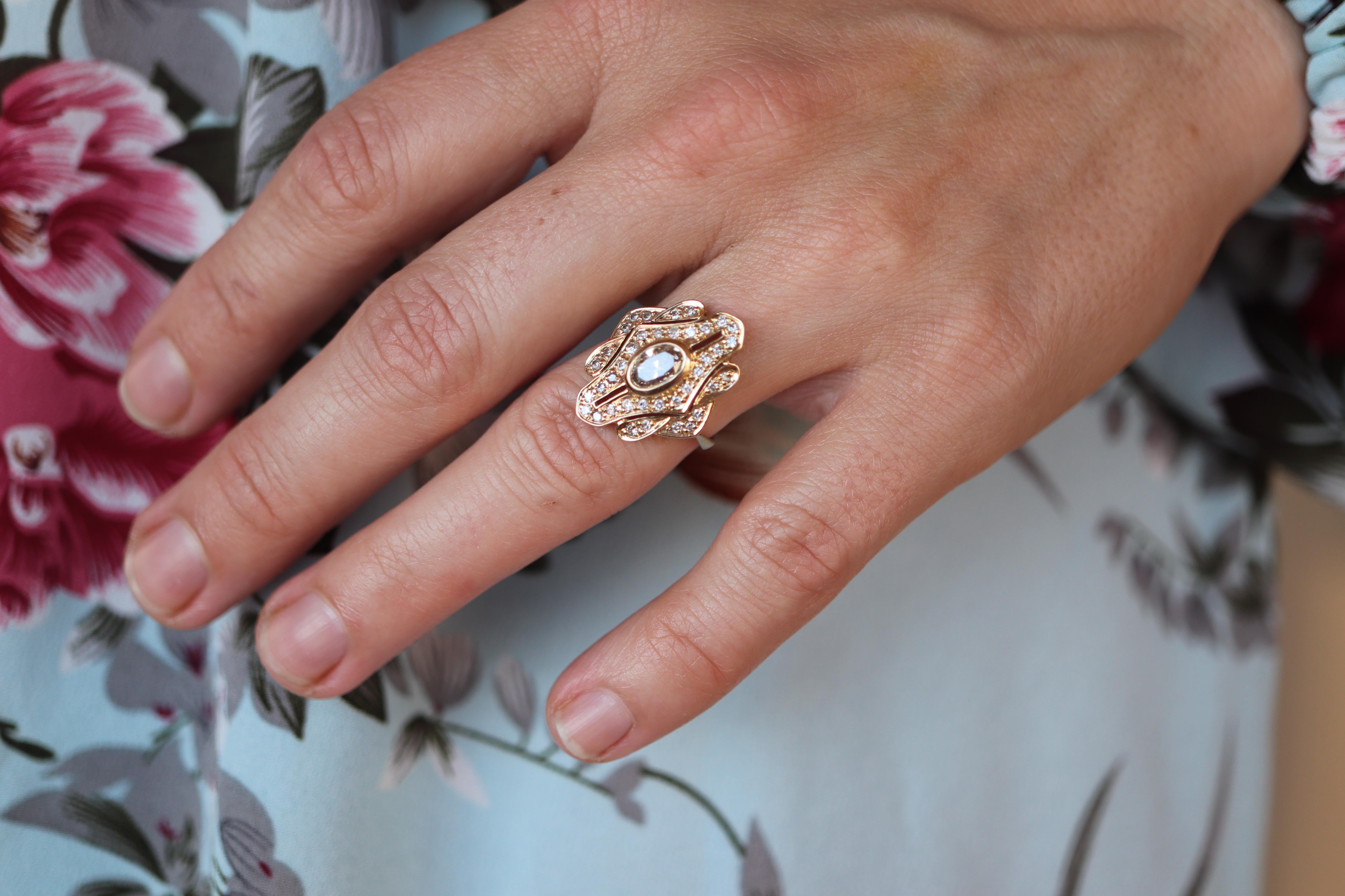 Prachtvoller Diamant-Schildring. 

Filigran 18k 750 Gelbgold Design.
Geschätzt auf $3250. Die Bewertung ist inbegriffen.

Großer 0,78ct Center Diamant
--	Ovaler Schliff. Si-1 Klarheit L Farbe

0,38ctw runde Akzent-Diamanten.

3,7 Gramm