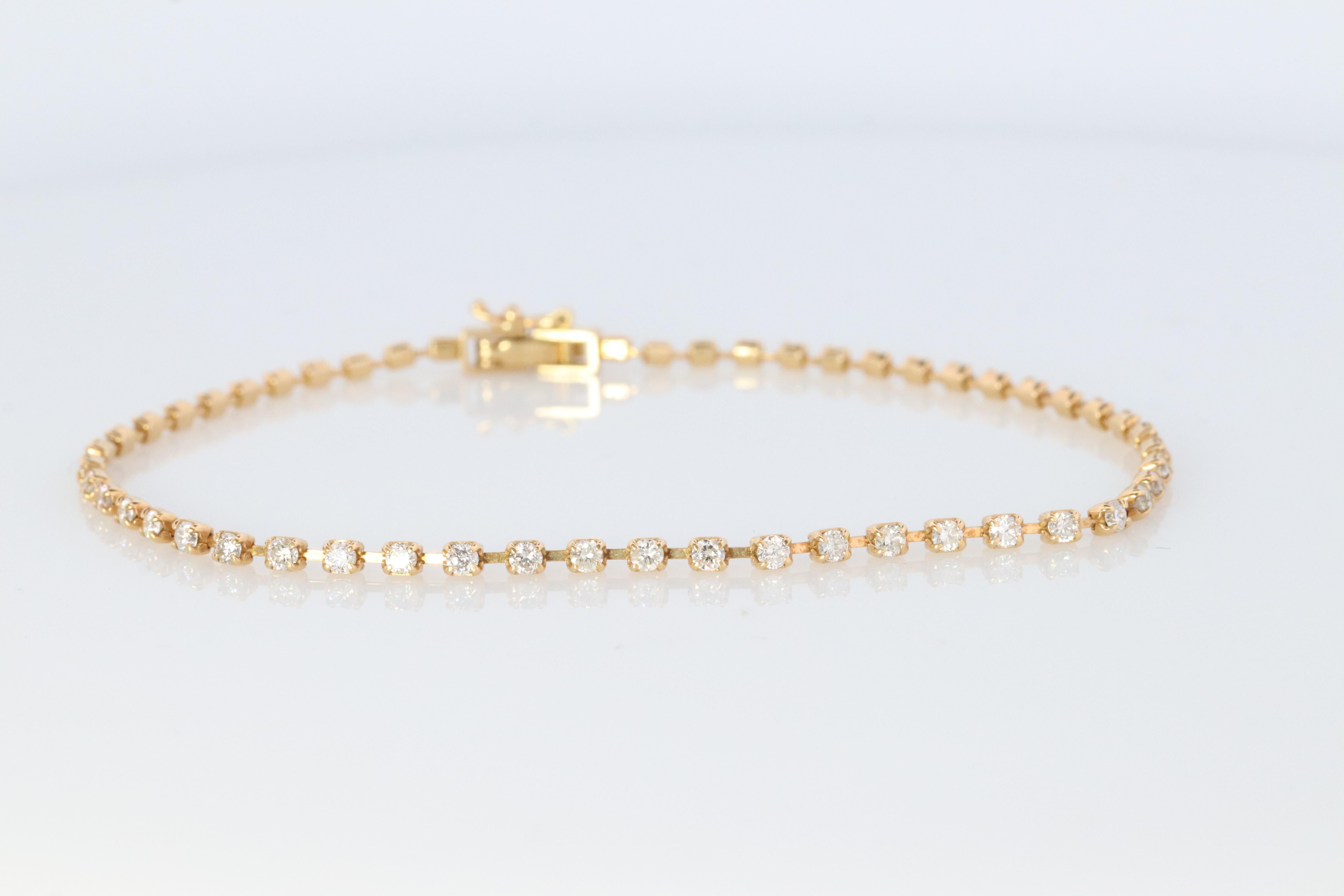Diamant-Tennisarmband.

18k Gelbgold.

Einzelheiten:
7in Länge
3,4 Gramm Gesamtgewicht
1ctw Gesamt SI Klarheit G Farbe
2 mm breit