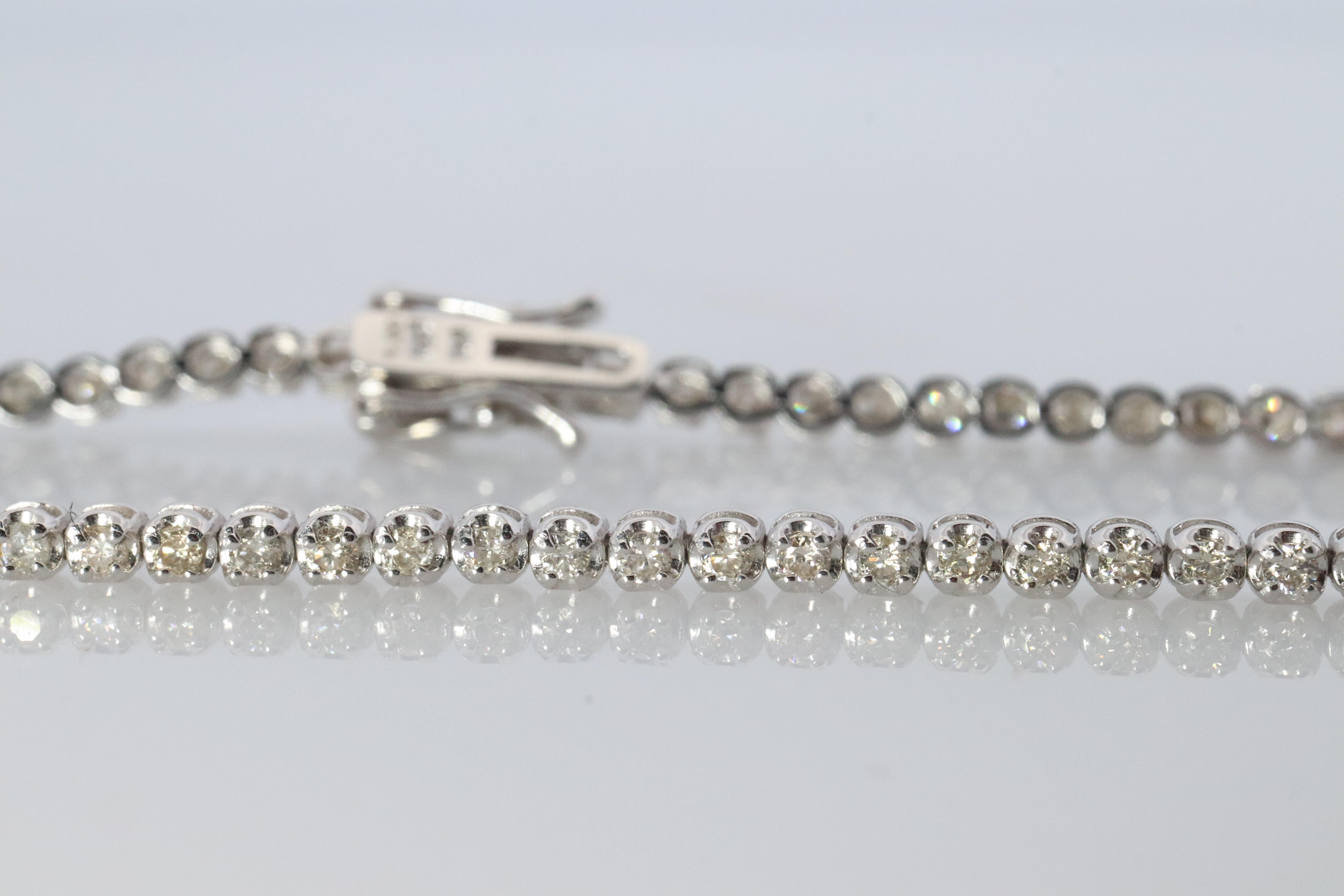 Round Cut 18k Diamond Tennis Bracelet. 18k White Gold round diamond Tennis bracelet. 1CTW For Sale