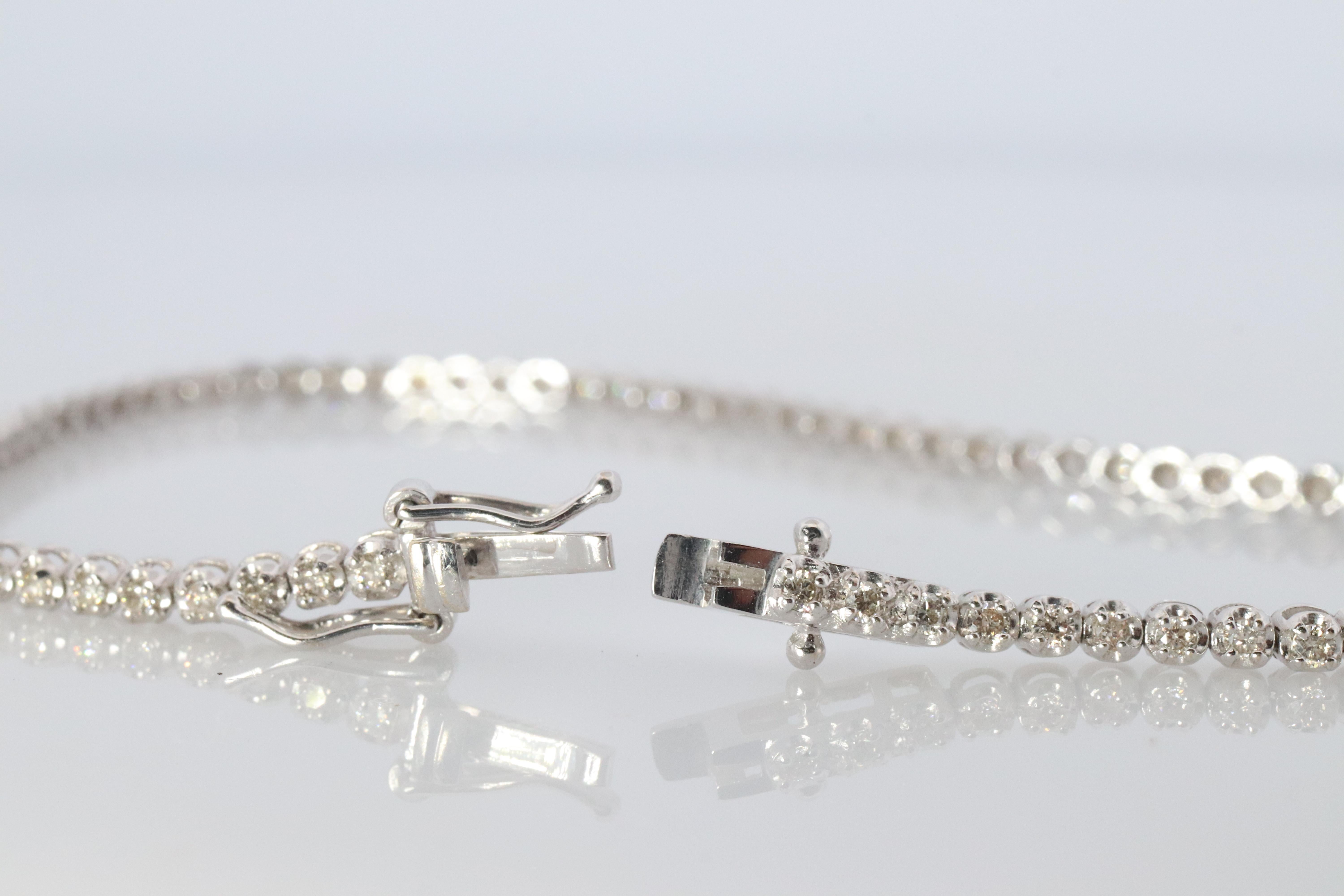 Women's 18k Diamond Tennis Bracelet. 18k White Gold round diamond Tennis bracelet. 1CTW For Sale
