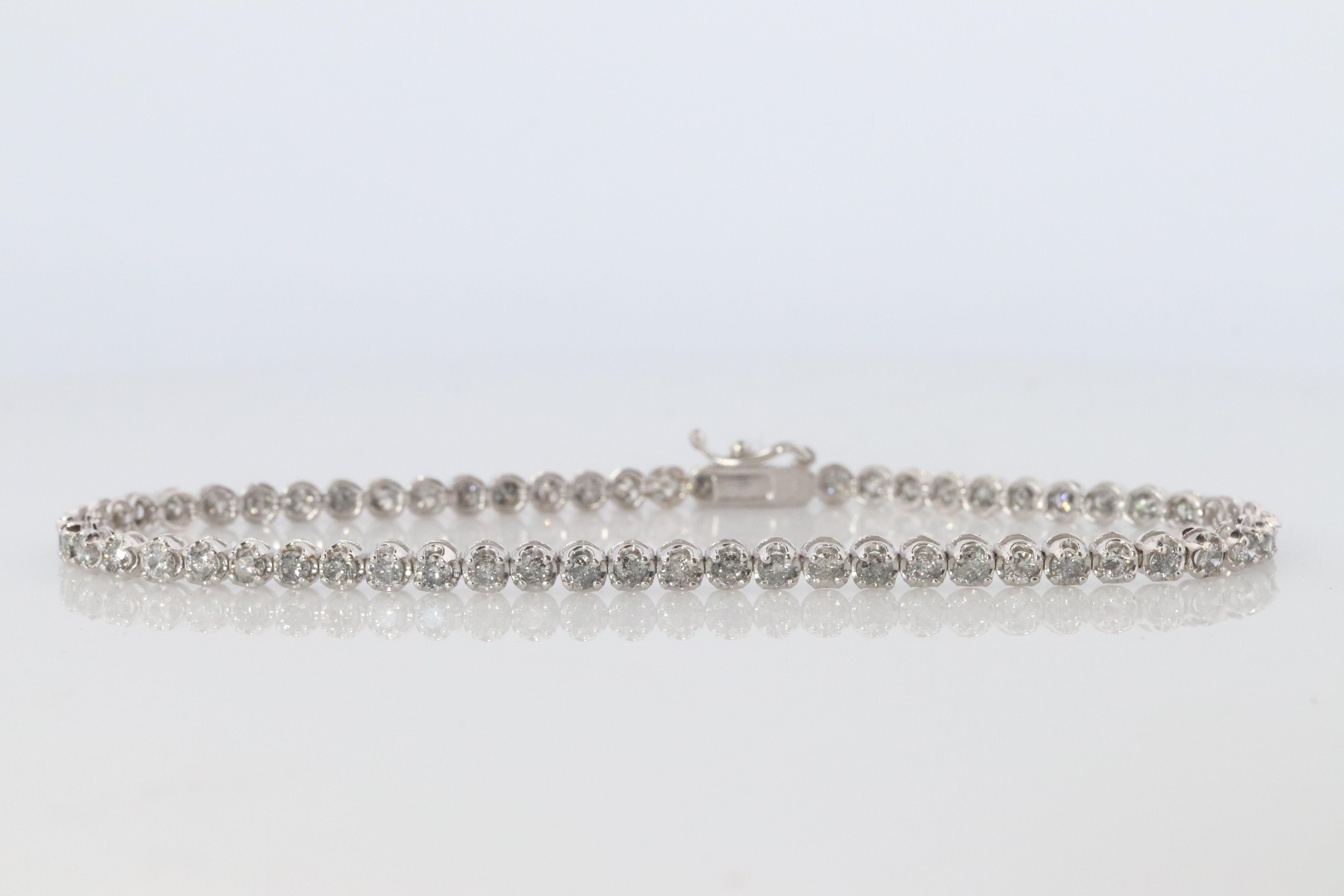 Bracciale tennis con diamanti 18k. Bracciale tennis con diamanti rotondi in oro bianco 18 carati. 2CTW in vendita 5