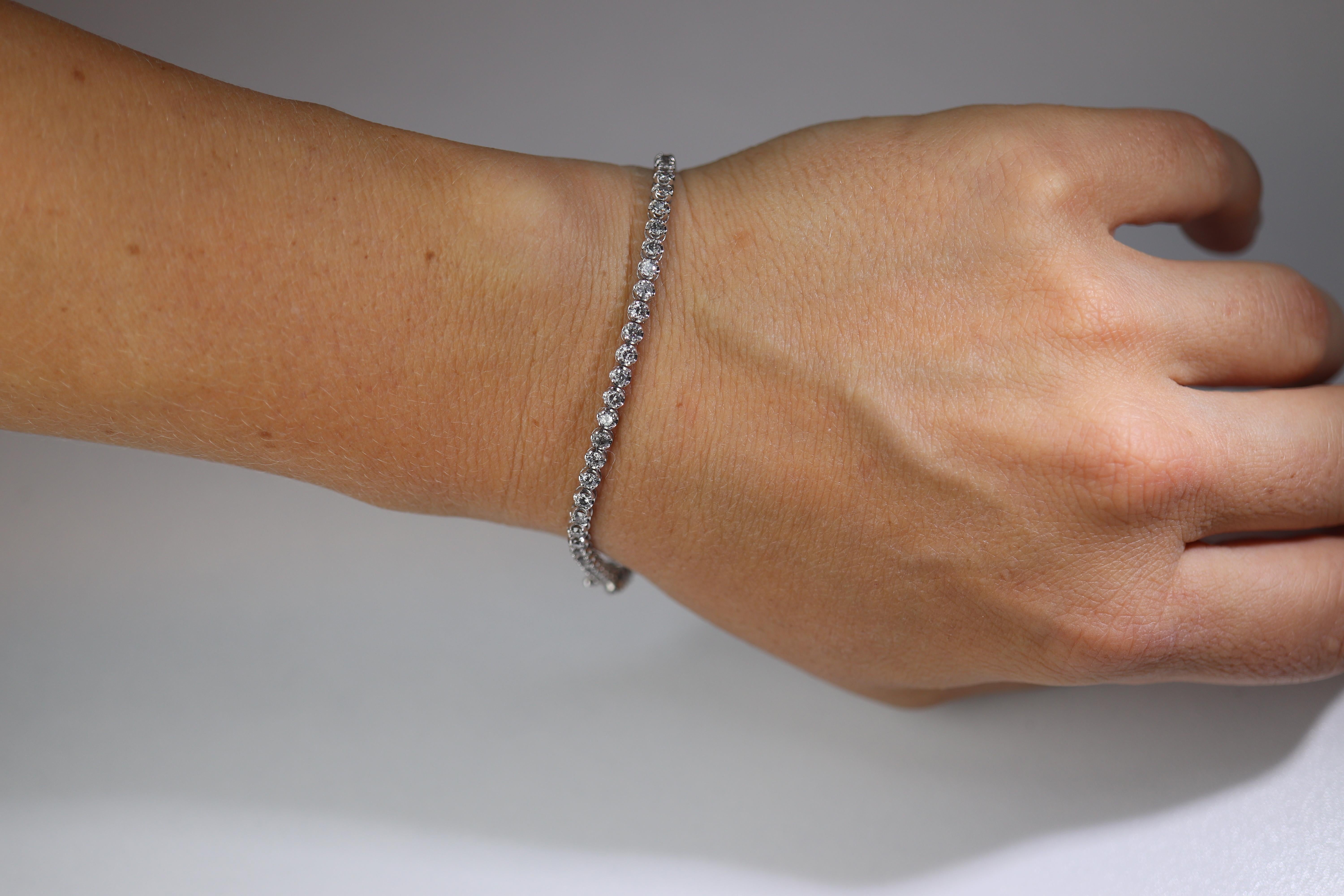 Bracciale tennis con diamanti.

Oro bianco 18k.

Dettagli:
Lunghezza 7in
5 grammi di peso totale
2ctw Totale SI Chiarezza G colore
3 mm di larghezza