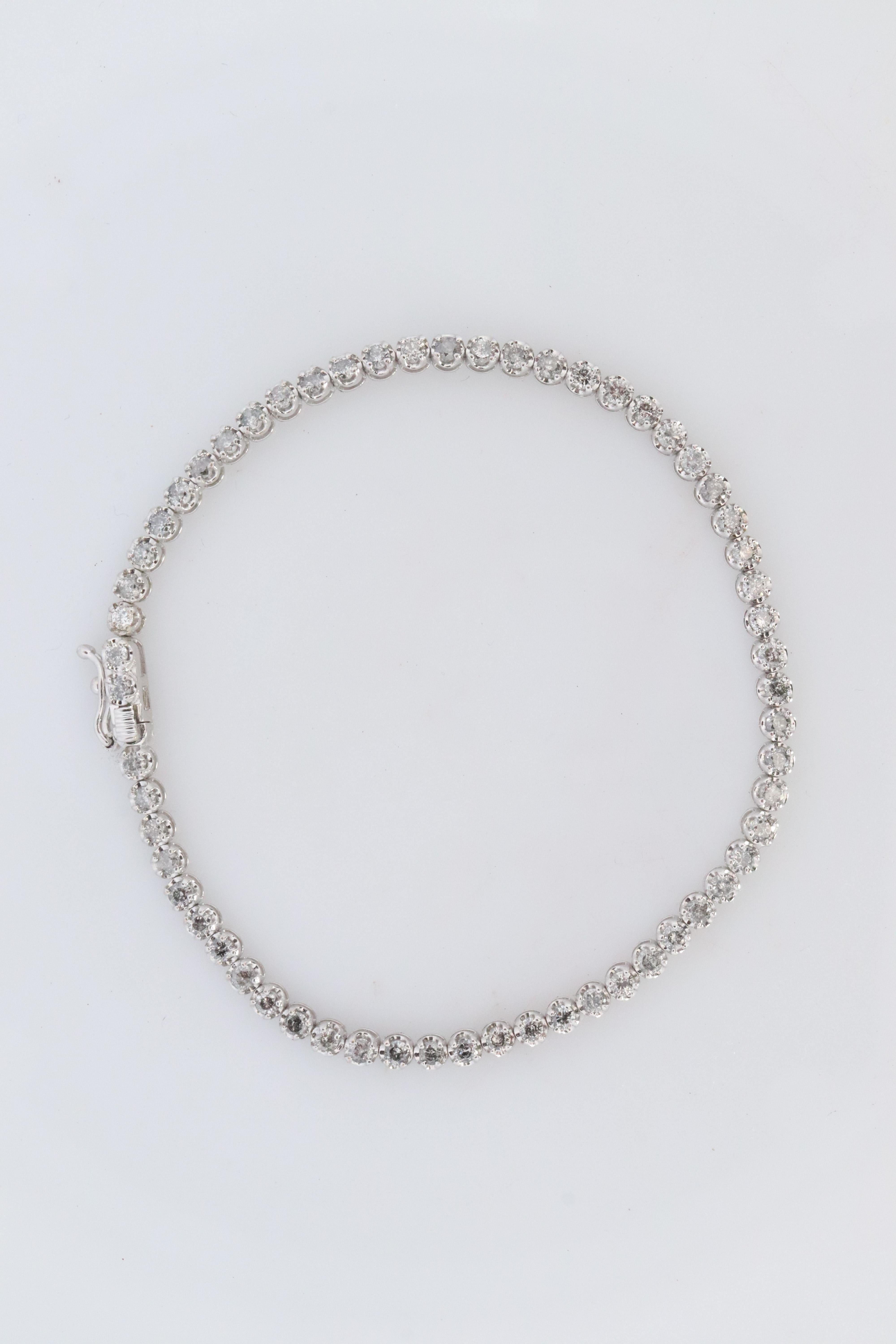 Pulsera de tenis de diamantes de 18k. Pulsera de tenis de oro blanco de 18 quilates con diamantes redondos. 2CTW Moderno en venta