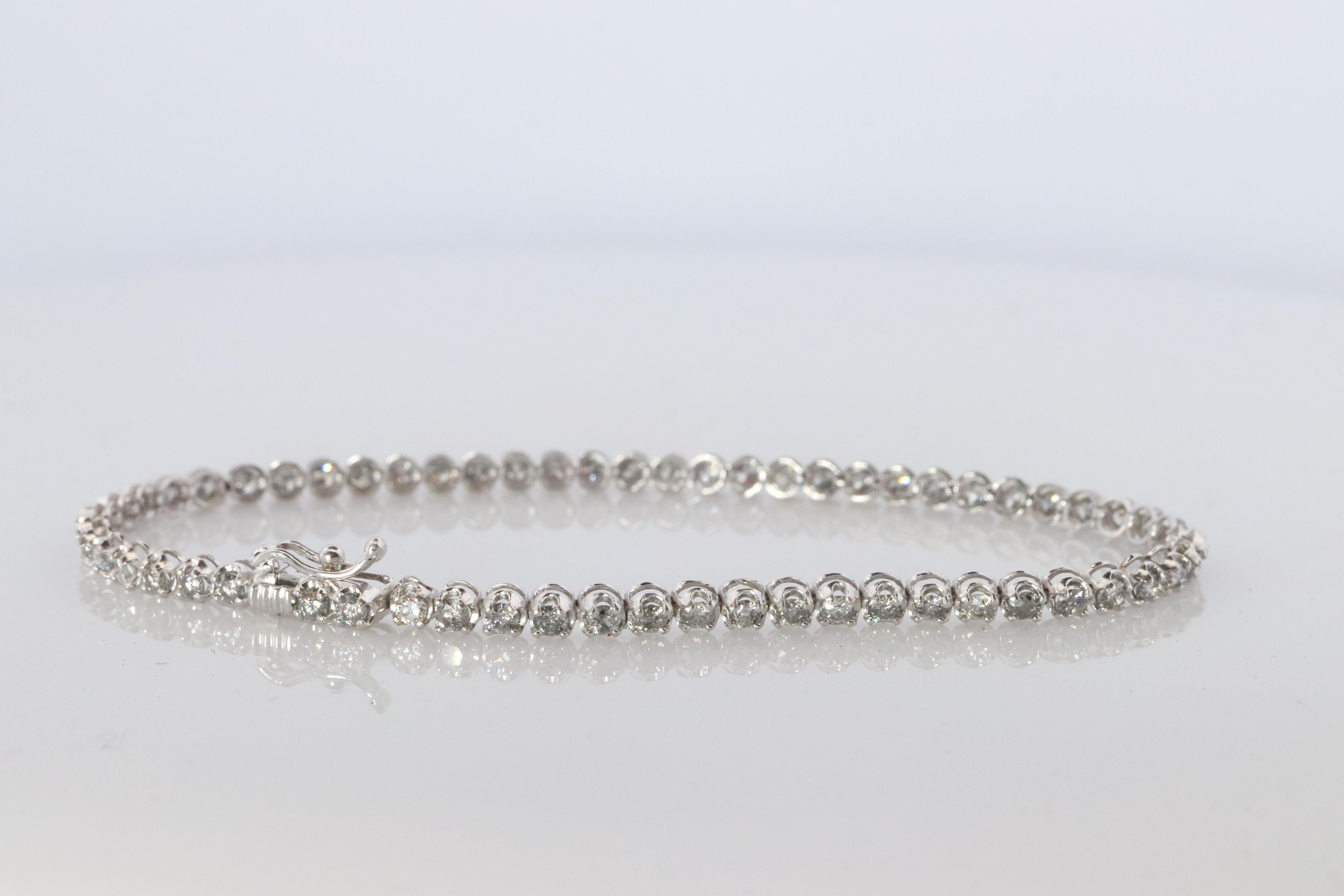 Taglio rotondo Bracciale tennis con diamanti 18k. Bracciale tennis con diamanti rotondi in oro bianco 18 carati. 2CTW in vendita