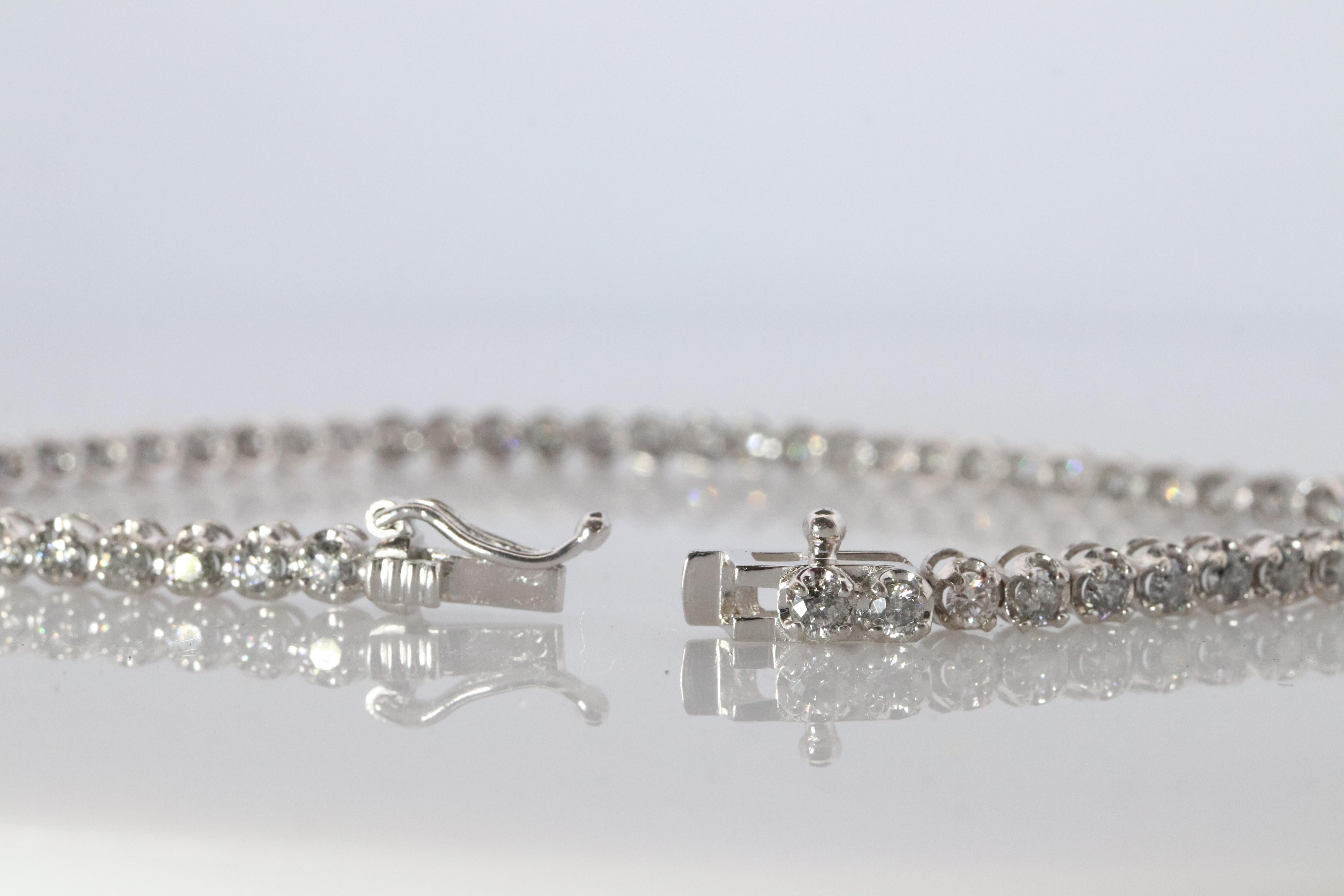 Pulsera de tenis de diamantes de 18k. Pulsera de tenis de oro blanco de 18 quilates con diamantes redondos. 2CTW en Bueno estado para la venta en Port Charlotte, FL
