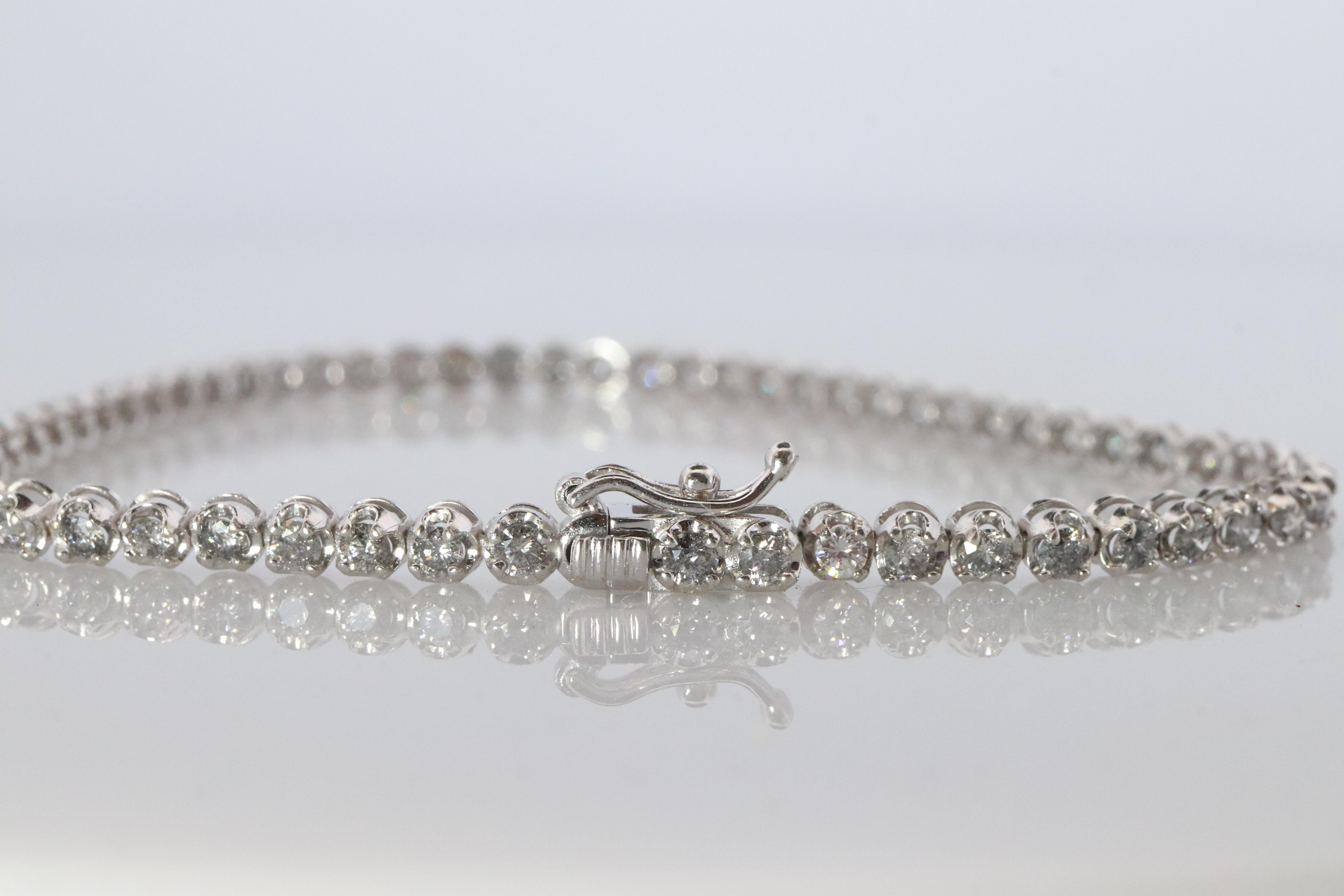 Bracciale tennis con diamanti 18k. Bracciale tennis con diamanti rotondi in oro bianco 18 carati. 2CTW In condizioni buone in vendita a Port Charlotte, FL