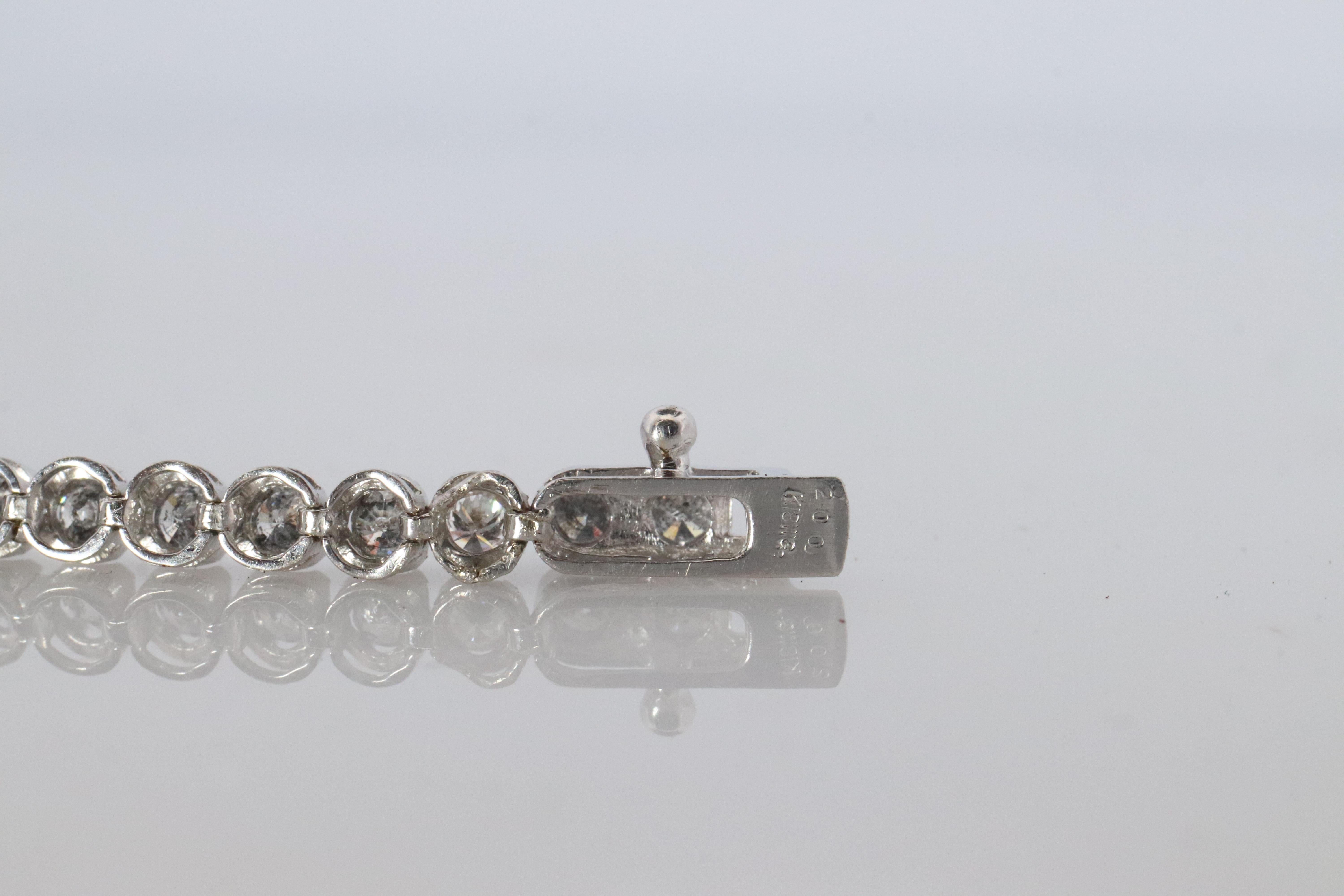 De las mujeres Pulsera de tenis de diamantes de 18k. Pulsera de tenis de oro blanco de 18 quilates con diamantes redondos. 2CTW en venta