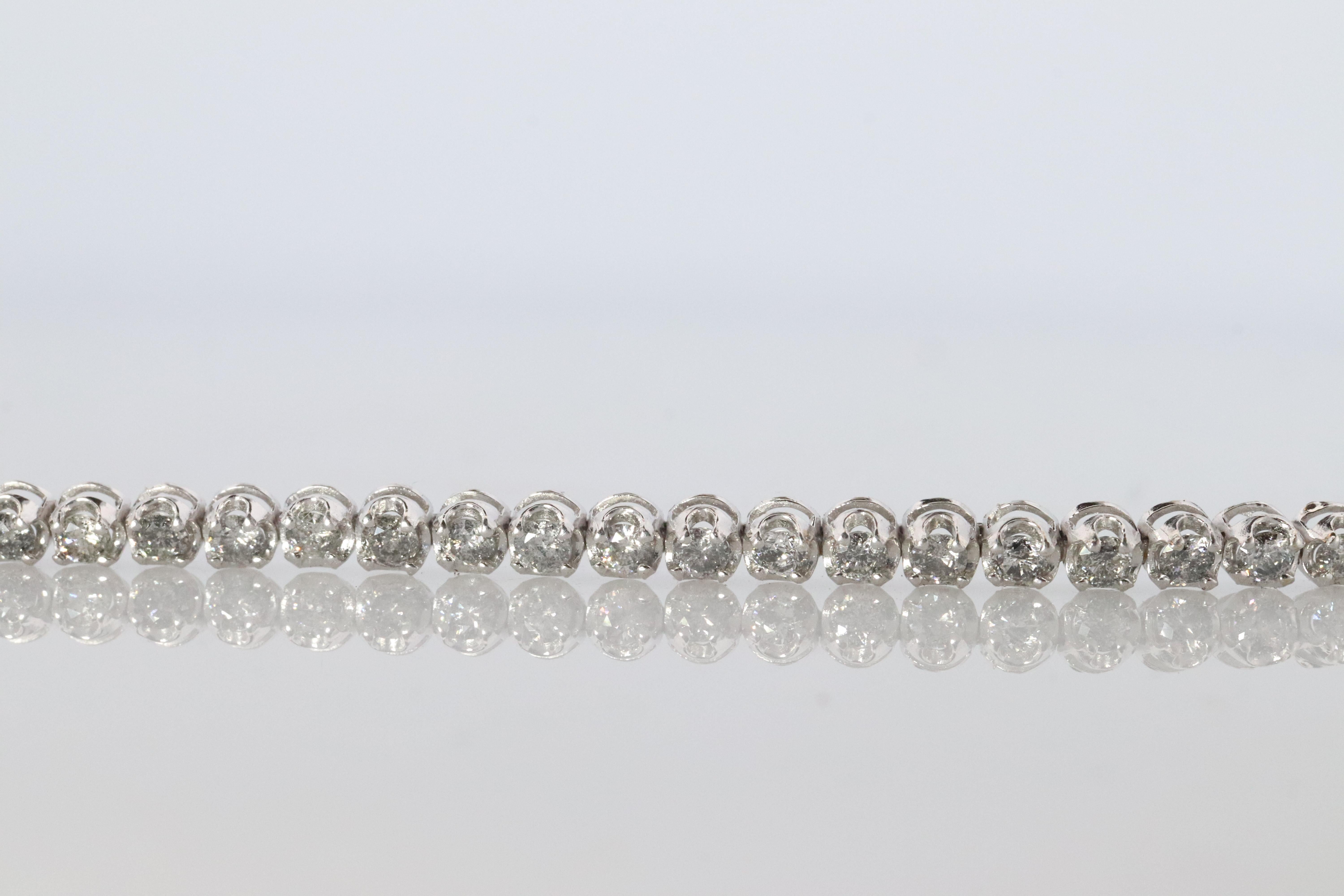 Pulsera de tenis de diamantes de 18k. Pulsera de tenis de oro blanco de 18 quilates con diamantes redondos. 2CTW en venta 1