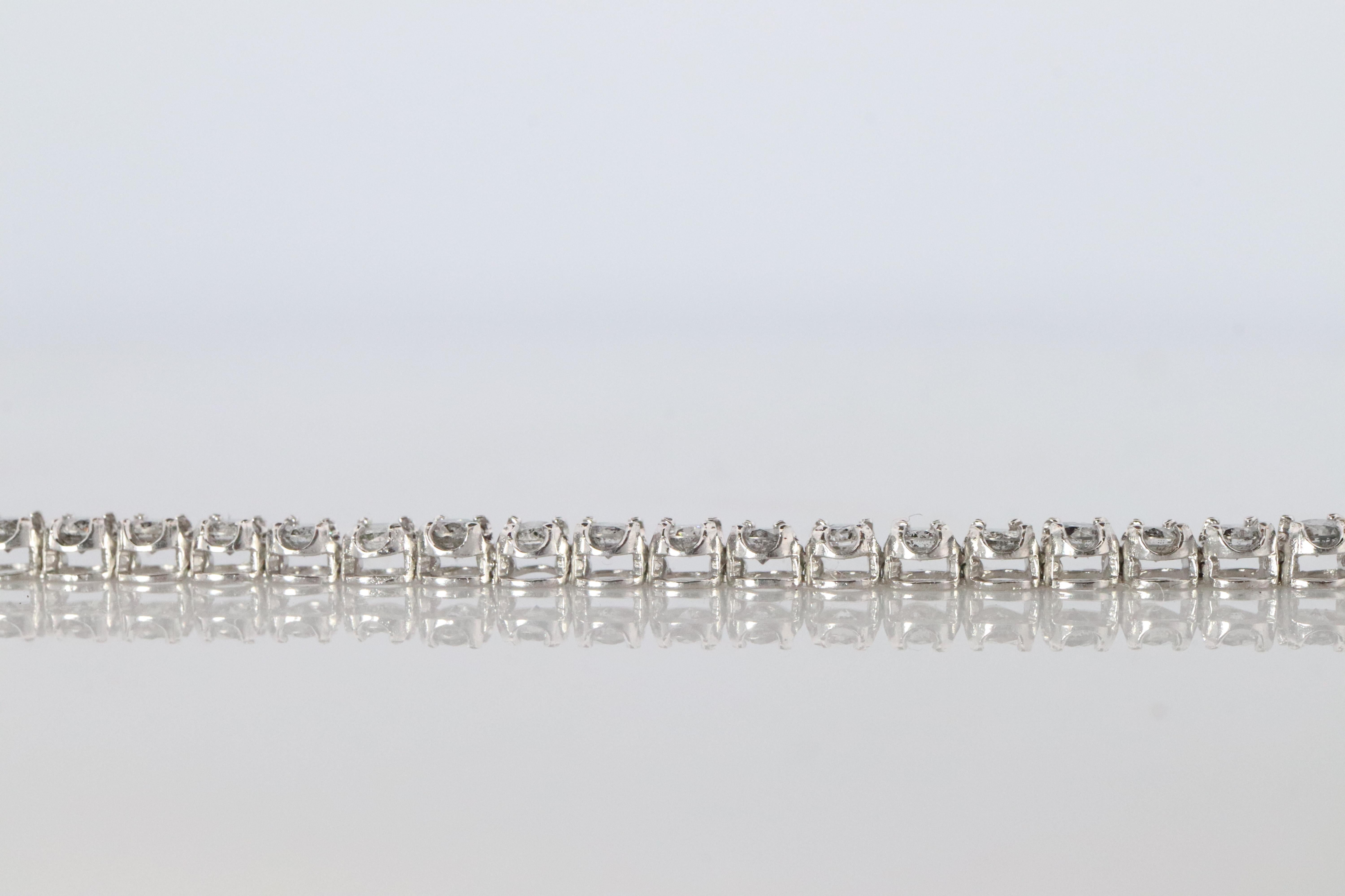 Pulsera de tenis de diamantes de 18k. Pulsera de tenis de oro blanco de 18 quilates con diamantes redondos. 2CTW en venta 2