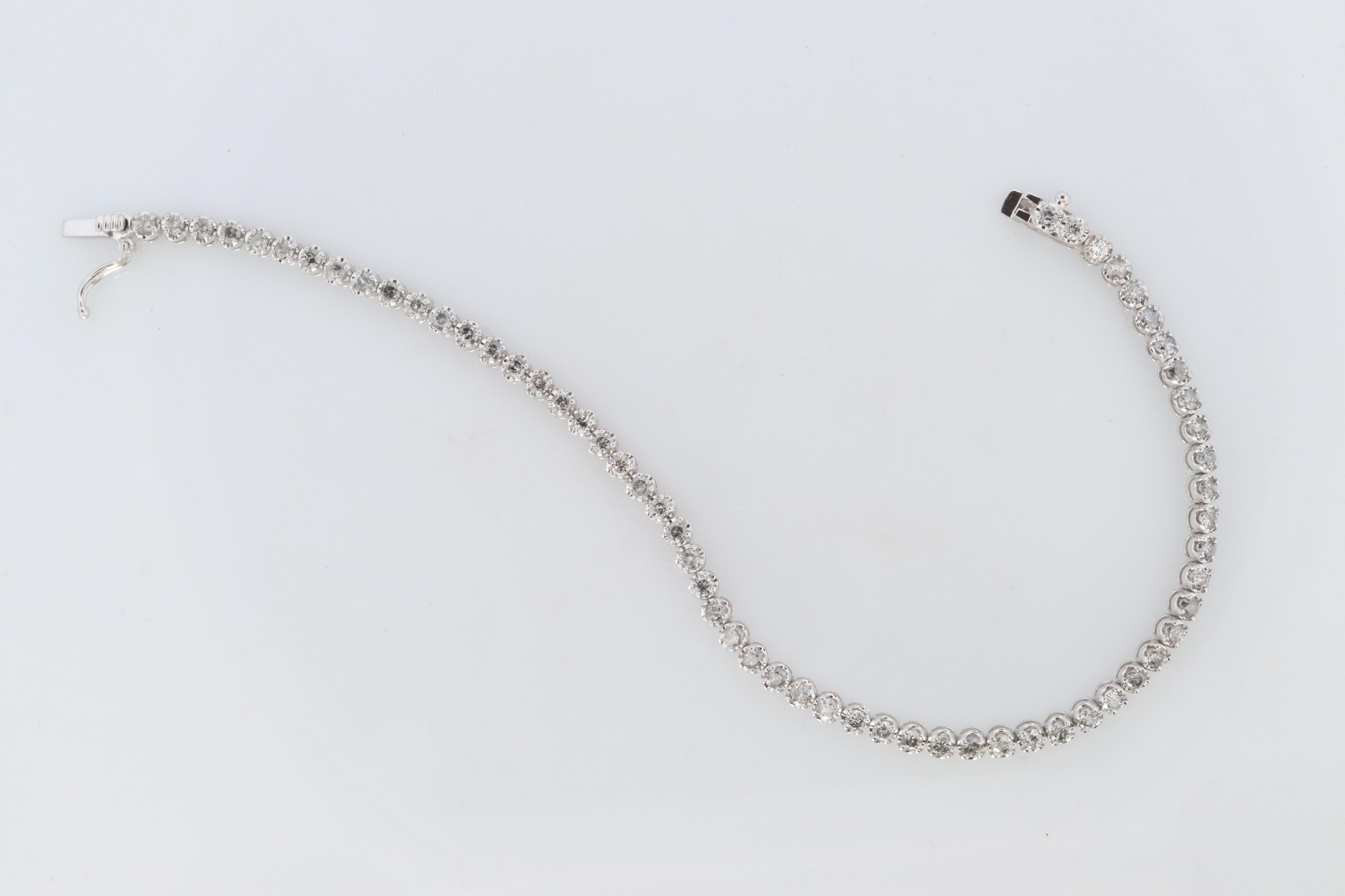 Pulsera de tenis de diamantes de 18k. Pulsera de tenis de oro blanco de 18 quilates con diamantes redondos. 2CTW en venta 3