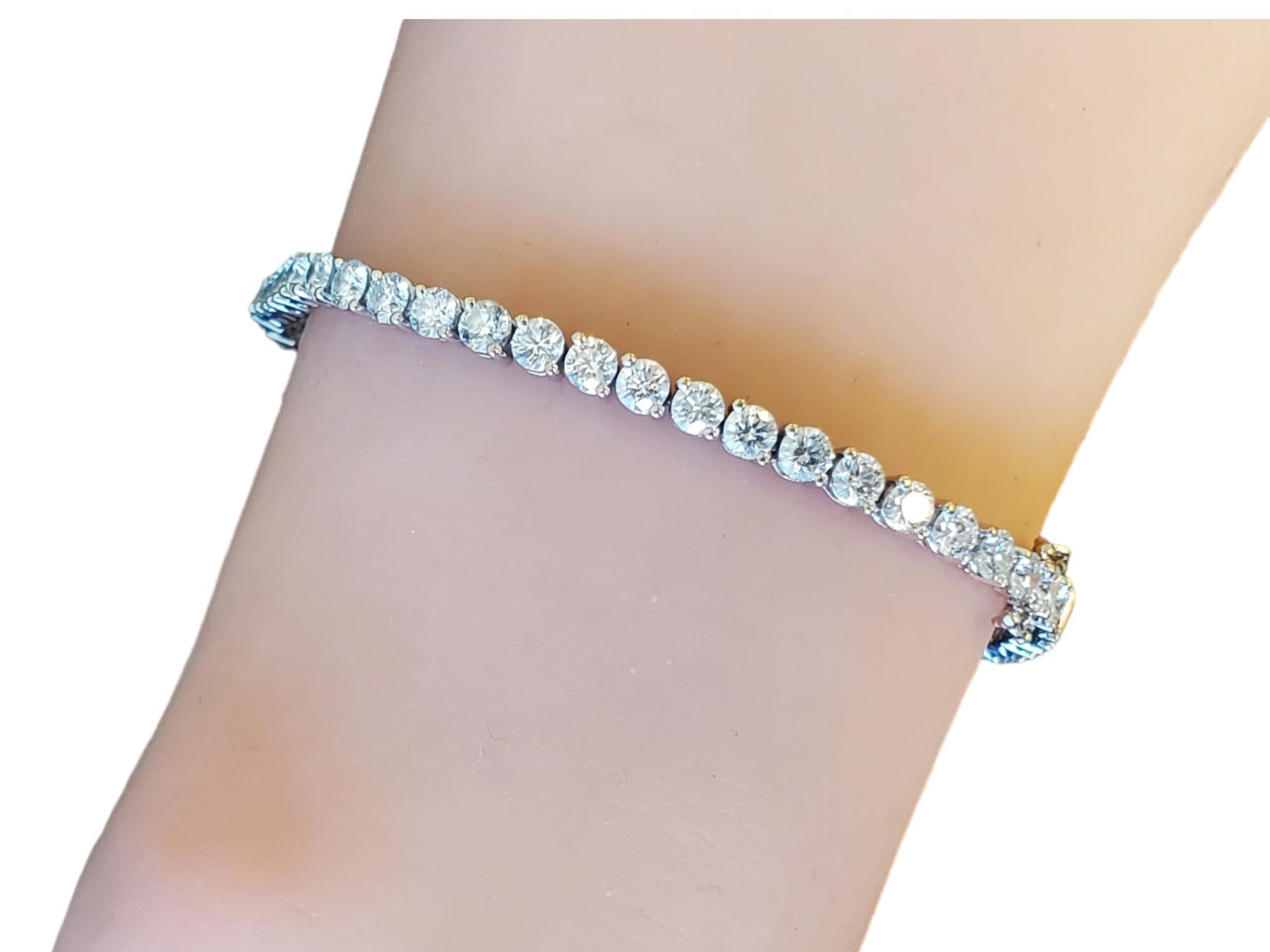 18K Diamond Tennis Bracelet 7.5tcw

Listed is this classic and timeless 18k diamond line bracelet with white vs diamonds. The bracelet features 7.5tcw of good size diamonds approximately 3.3mm ea, The round brilliant diamonds are FG color and VS