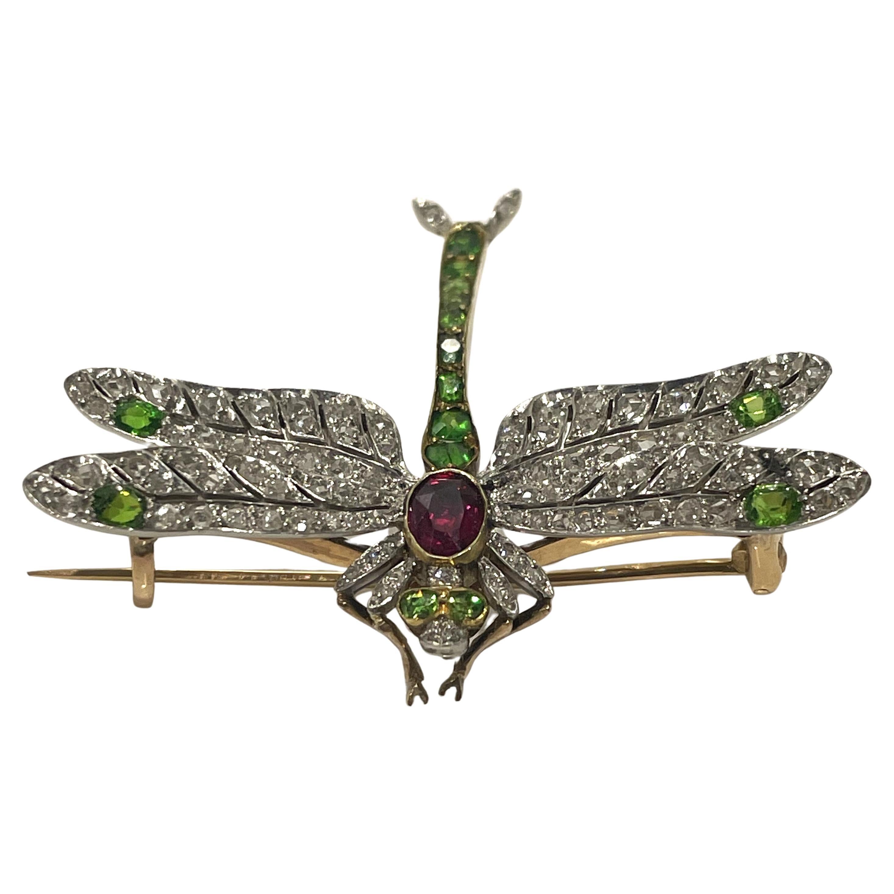 Questa splendida spilla a forma di libellula di alta qualità sarà il pezzo forte di ogni outfit!  Bellissimo dettaglio!
Oro 18 carati.
87 diamanti rotondi grezzi e a taglio singolo, incastonati, circa 1,74 di peso totale.
15 granati tsavorite