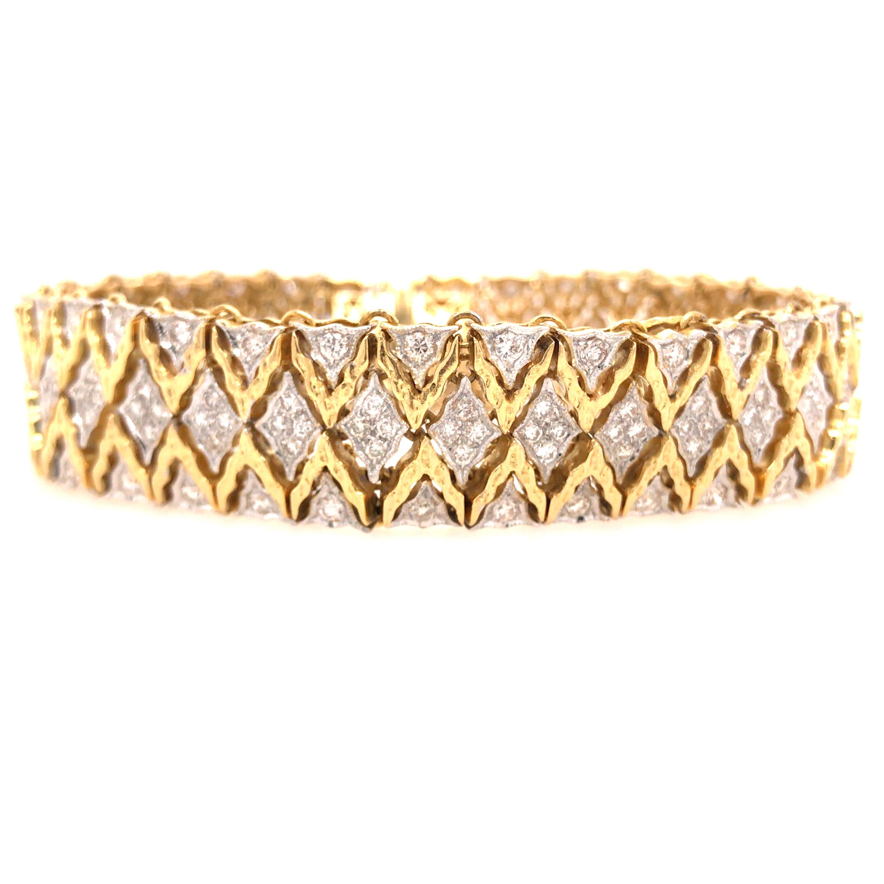 Diamantgeflecht-Armband aus zweifarbigem 18-karätigem Gold.  Das flexible, geflochtene Armband ist fachmännisch mit runden Diamanten im Brillantschliff mit einem Gesamtgewicht von 5,03 Karat, Farbe G-H und Reinheit VS-SI besetzt.  Das Armband misst