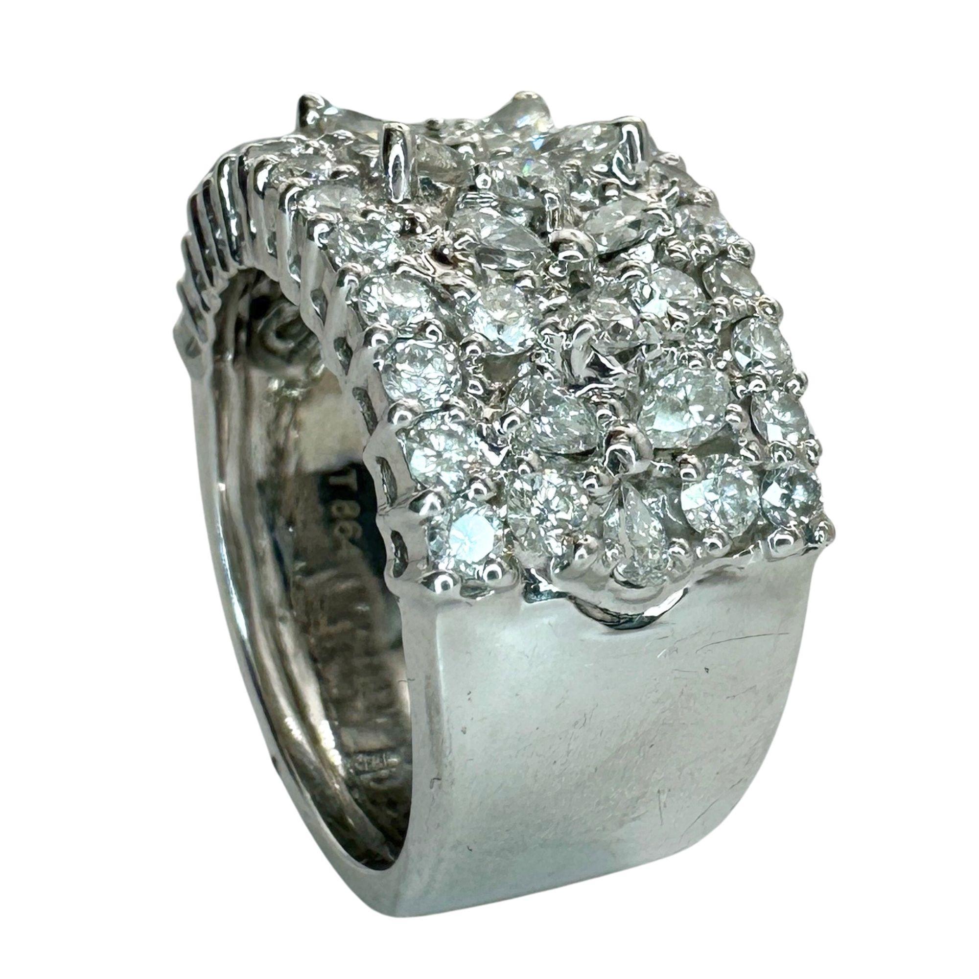 18k Diamond Wide Band Ring In Good Condition For Sale In New York, NY