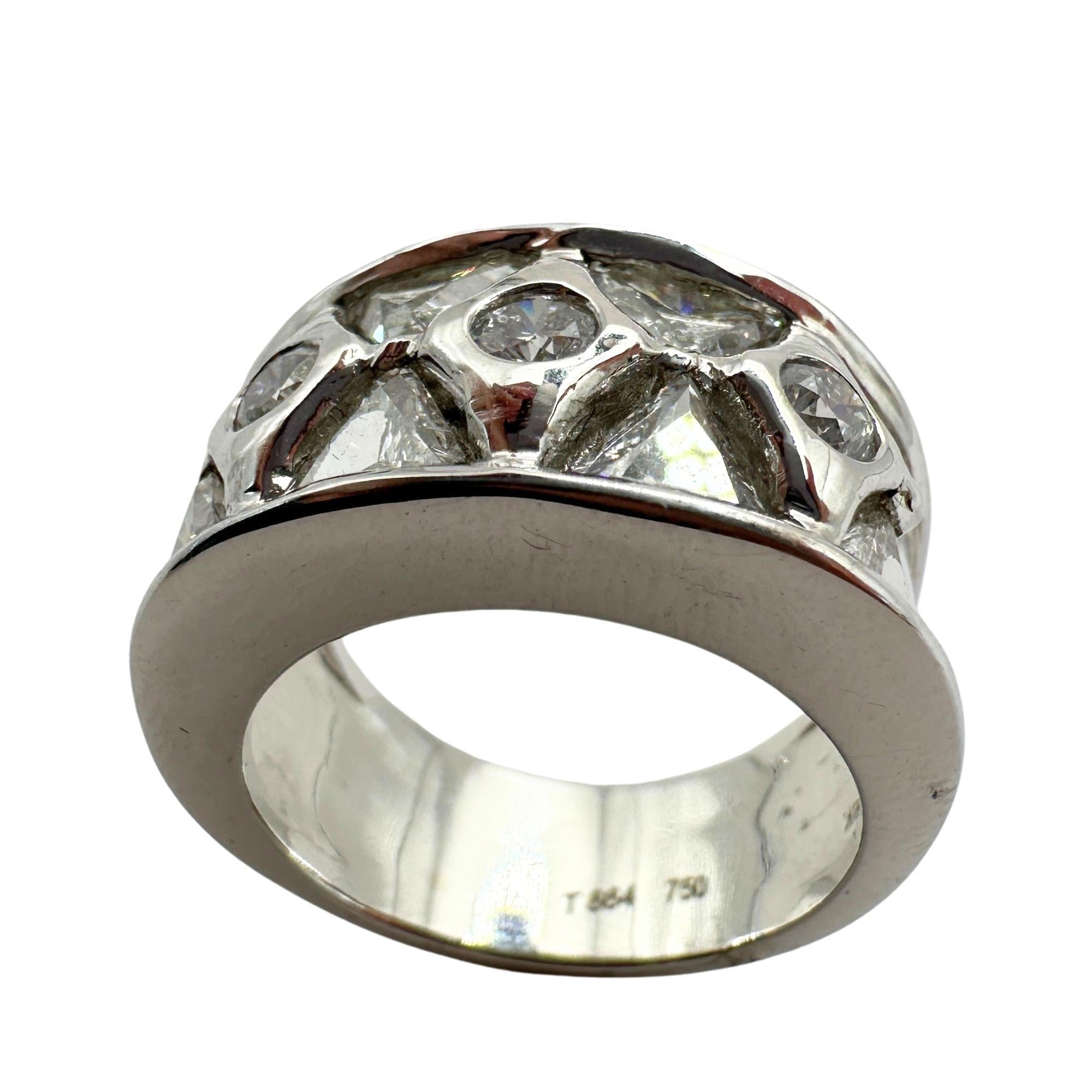 18k Diamond Wide Band Ring with Abstract Design In Good Condition For Sale In New York, NY