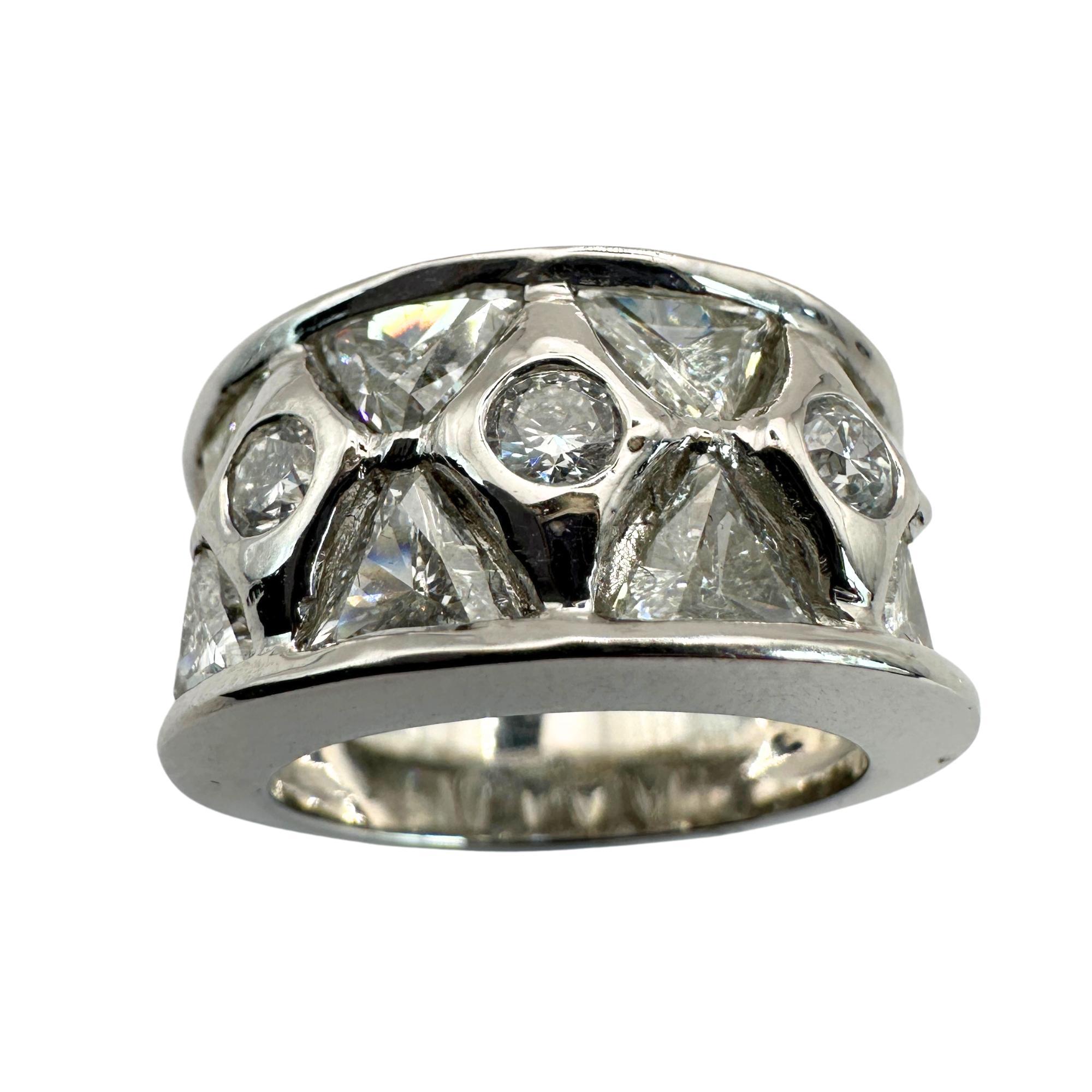 Bague large en diamant 18 carats au design abstrait Pour femmes en vente