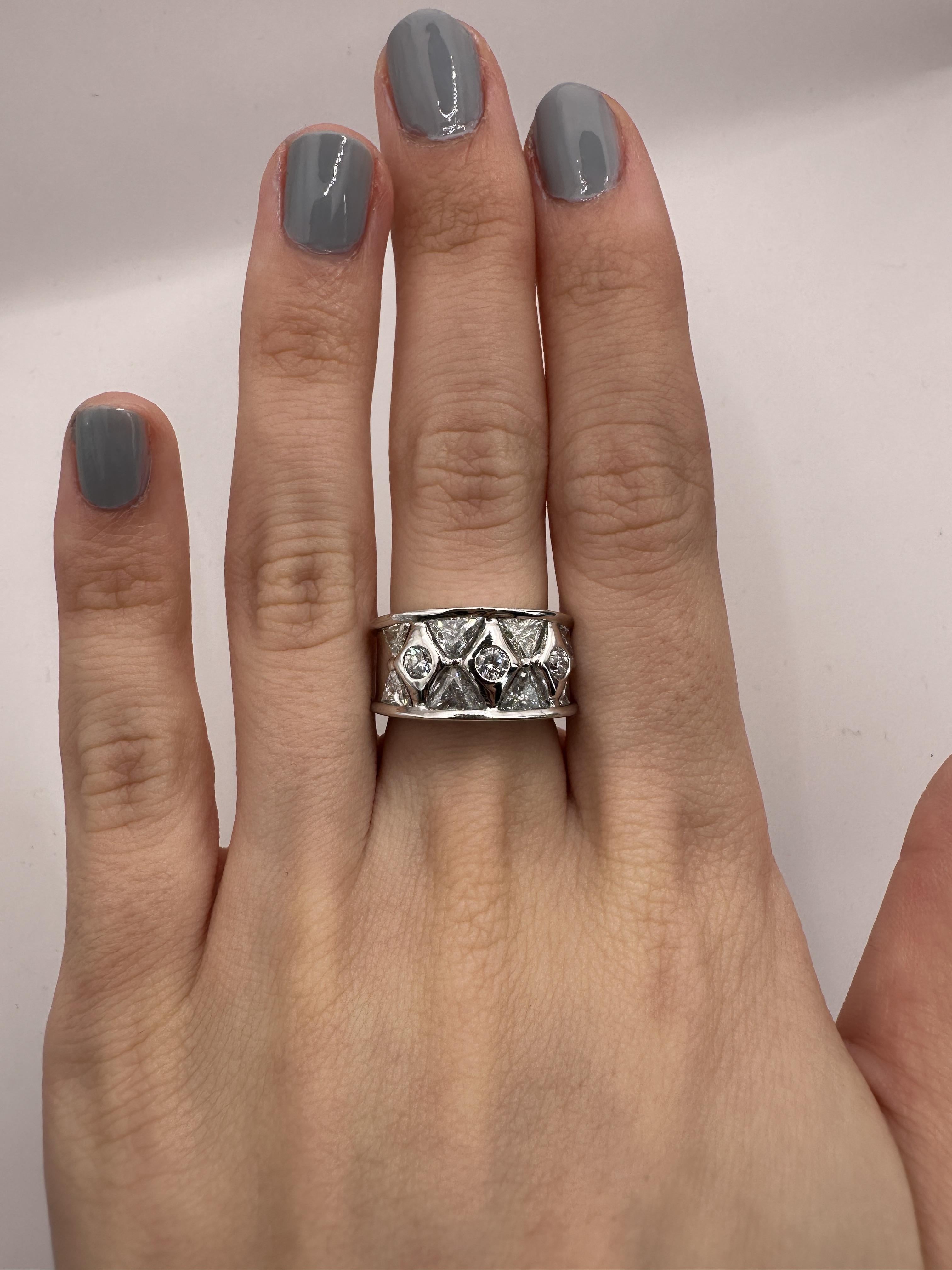 Bague large en diamant 18 carats au design abstrait en vente 2