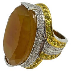 Anillo de Cóctel de 18K con Diamante, Zafiro Amarillo y Centro de Ámbar Amarillo Simulado