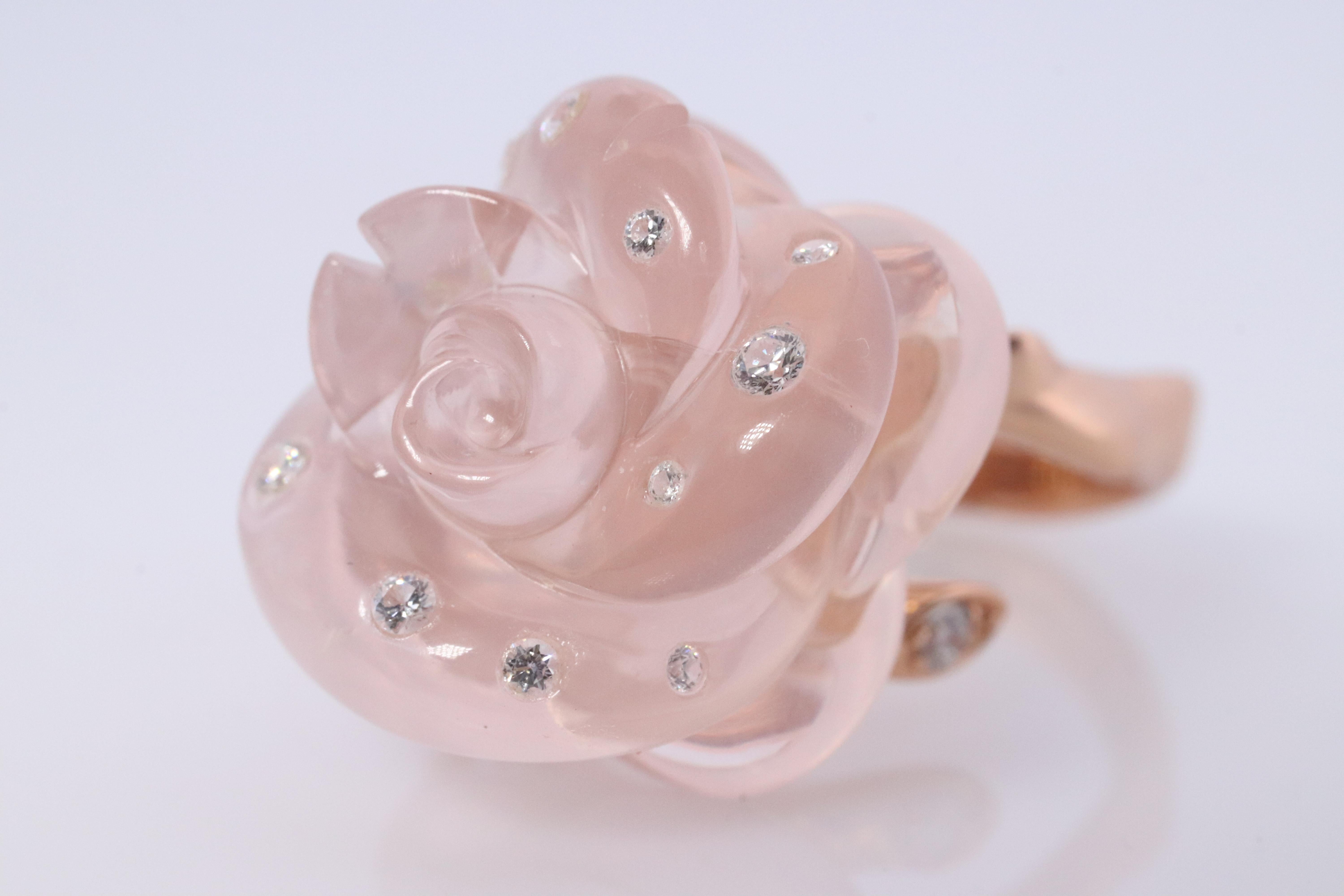 Anello Dior autentico

Collezione Pink Rose Pre Catelan
Diamanti incastonati nel quarzo e nel gambo.

Dettagli:
Oro rosa 18k 750
Fiore intagliato di quarzo rosa.
Diamanti incastonati nel quarzo.
Misura dell'anello 6 o 49
9,3 grammi in