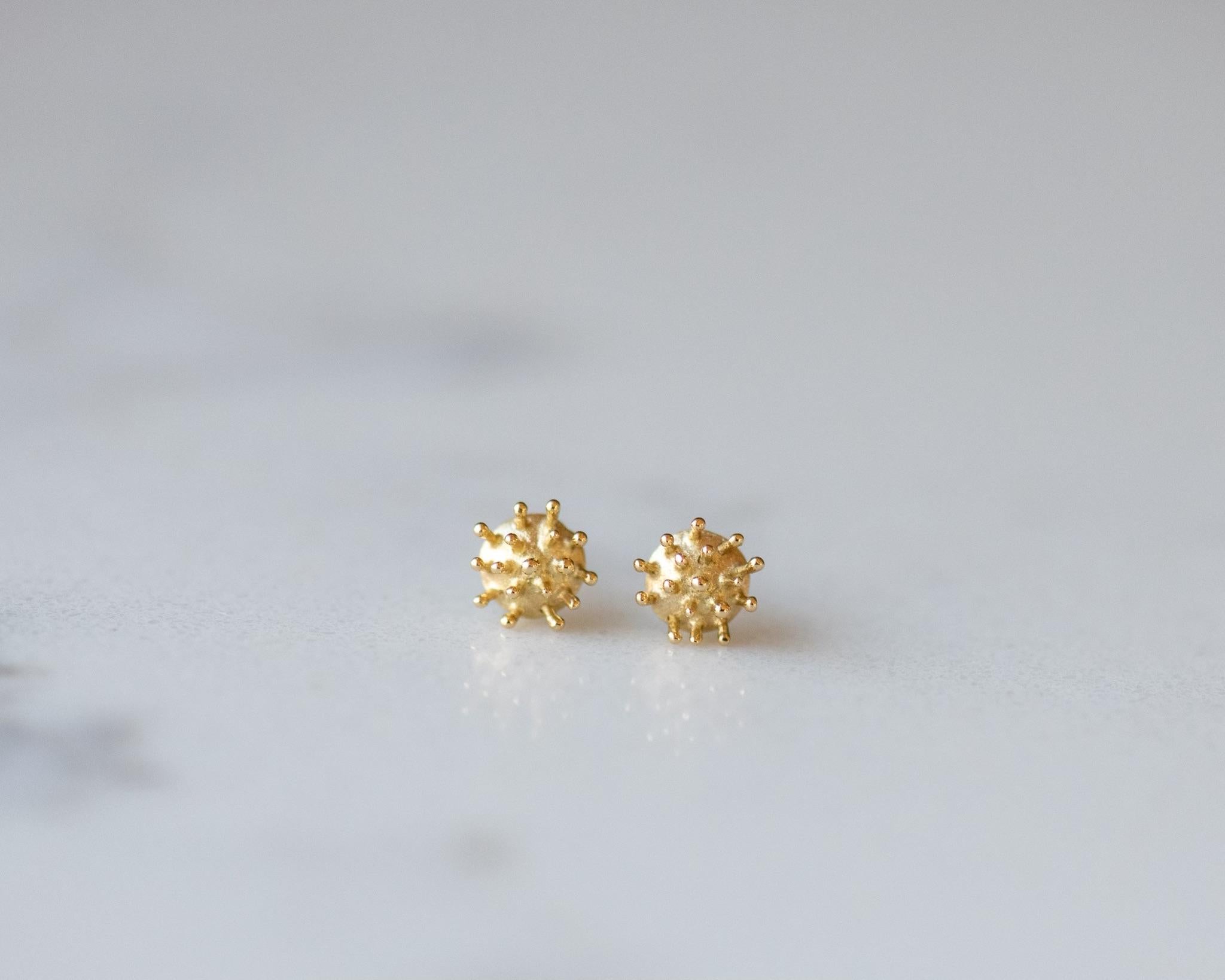 18K Dogwood Crown Stud Earrings In New Condition For Sale In New York, NY
