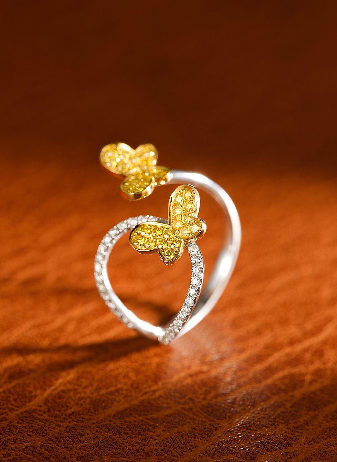 Modern 18K Double Butterfly Ring with Yellow and White Natural Diamonds For Sale