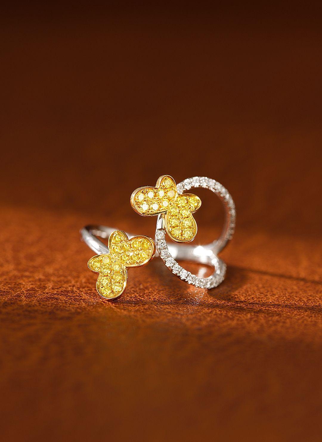 Round Cut 18K Double Butterfly Ring with Yellow and White Natural Diamonds For Sale