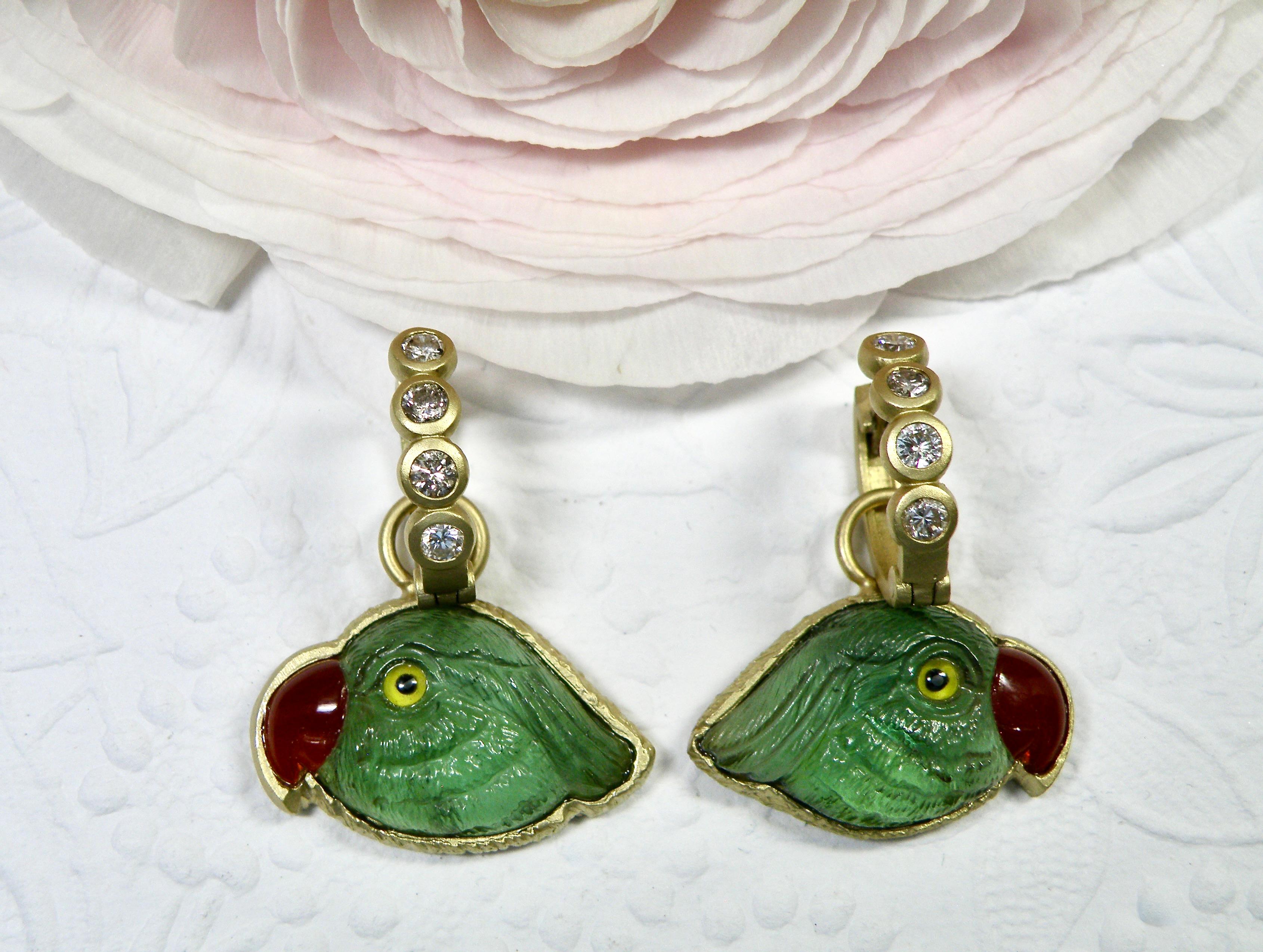 Or 18k, avec des têtes de perroquet en tourmaline verte sculptées à la main. Bec corail rouge. Huggies au diamant