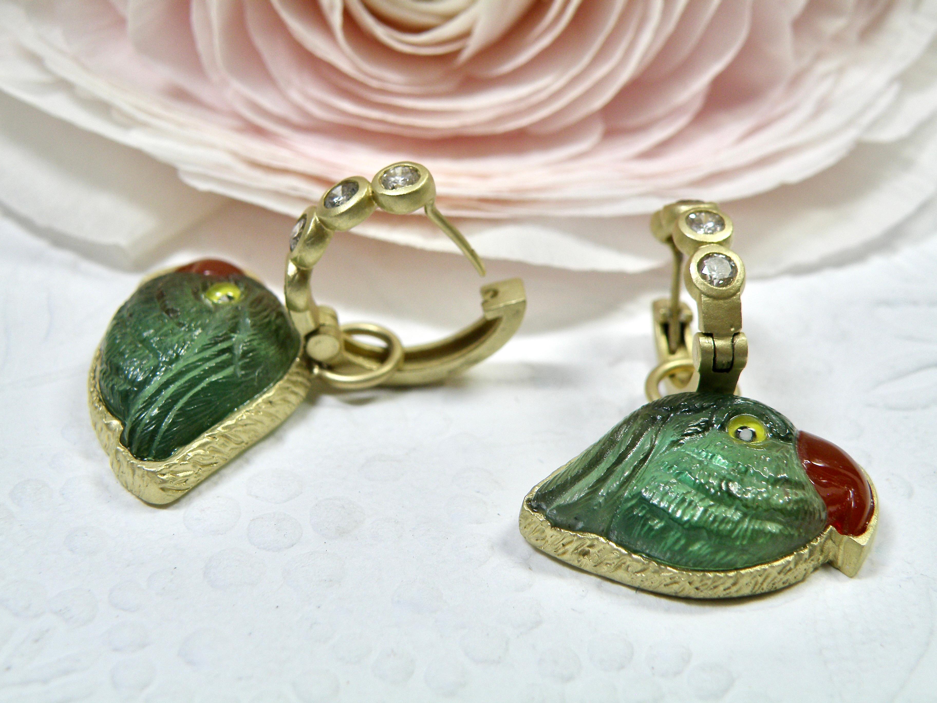 Contemporain Boucles d'oreilles 18k, têtes de perroquet en tourmaline verte sculptée avec diamants en vente