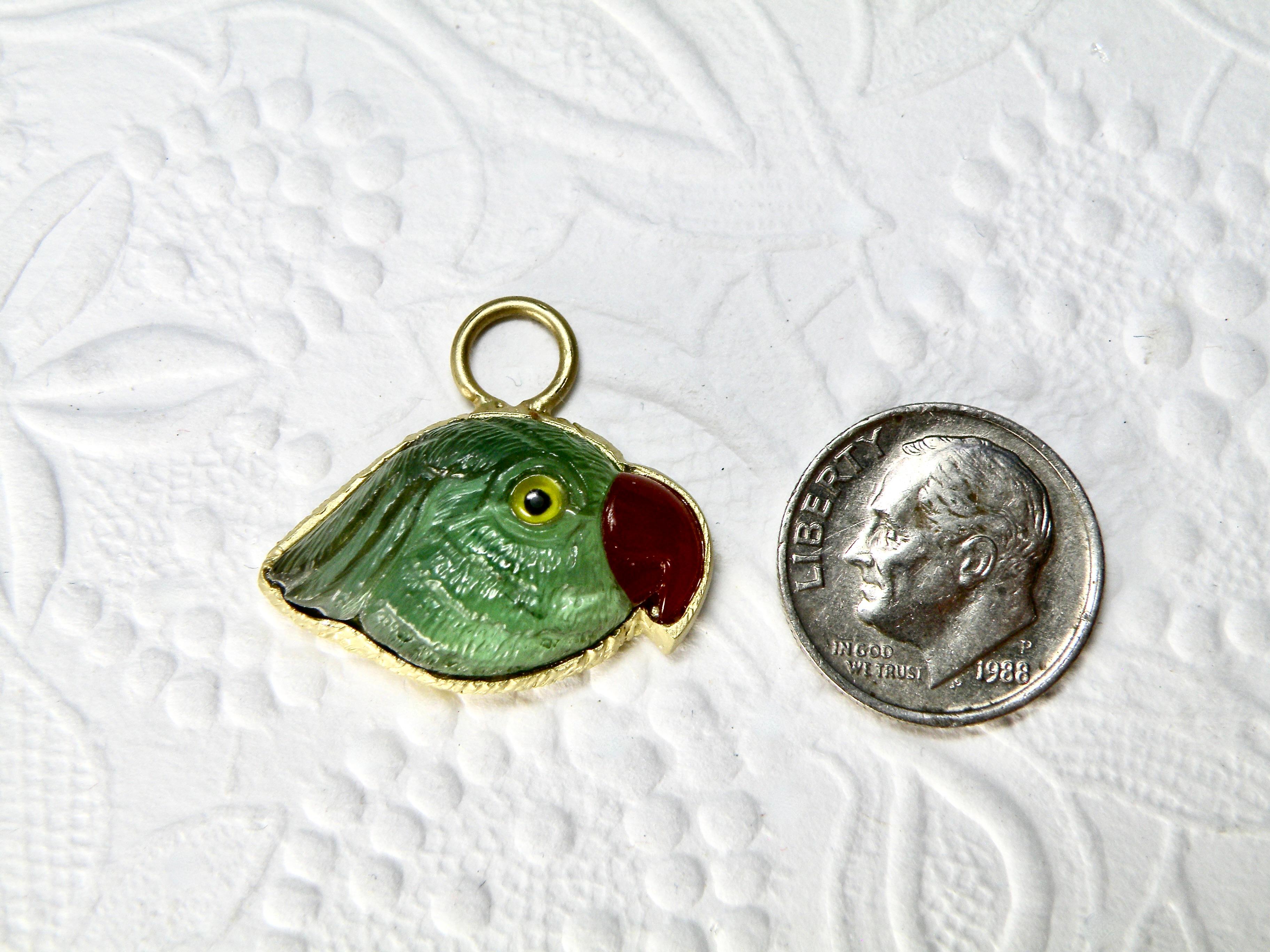 Boucles d'oreilles 18k, têtes de perroquet en tourmaline verte sculptée avec diamants Neuf - En vente à Cohasset, MA
