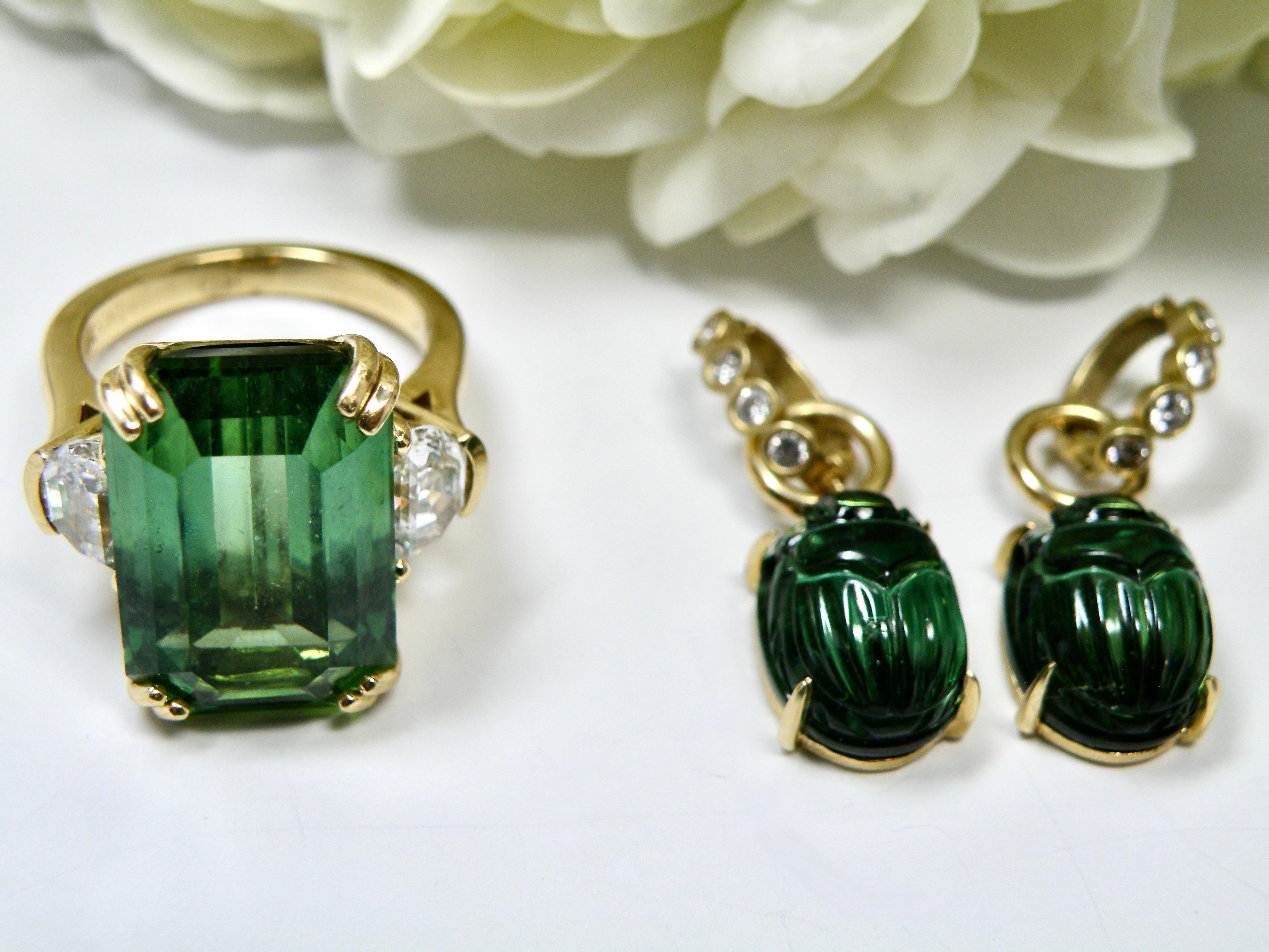 Orecchini in tormalina verde 18k con zaffiro reversibile Huggies in vendita 5