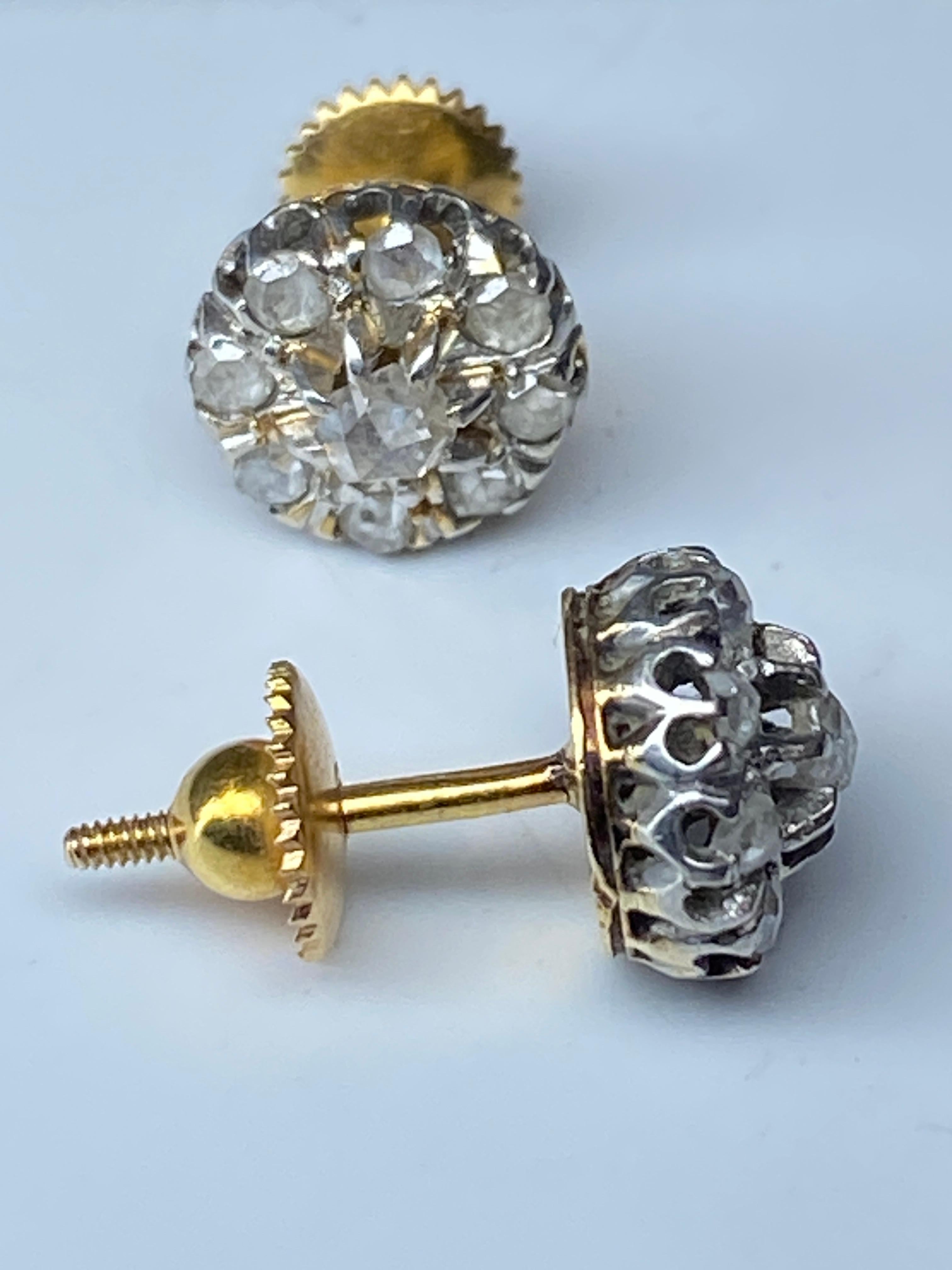 18k Earrings, Flower Model Set with Diamonds, 1900 Era In Good Condition In VERSAILLES, FR