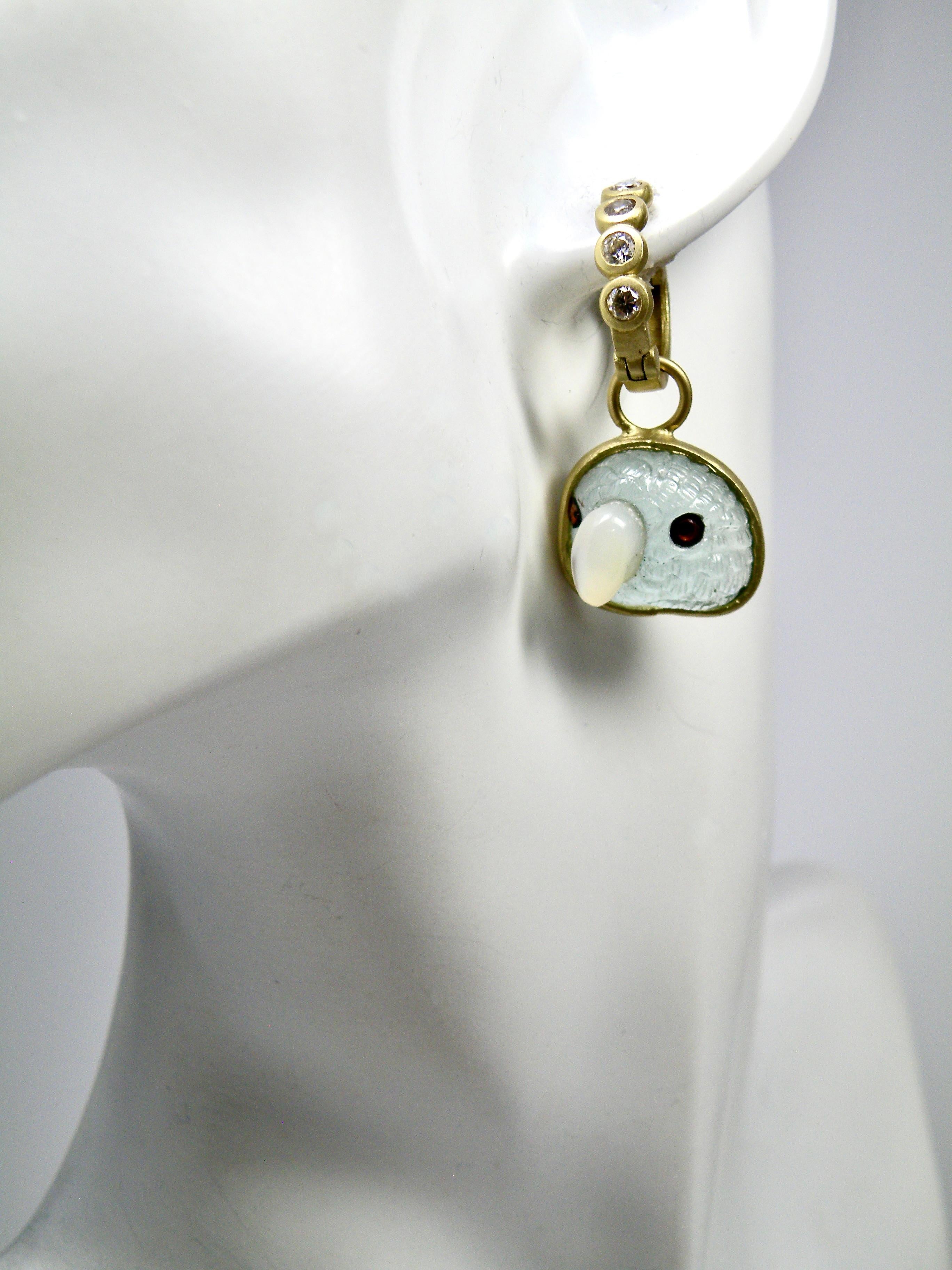 Boucles d'oreilles tête de perroquet en aigue-marine 18k sculptées à la main. Bec en nacre, diamant Huggies