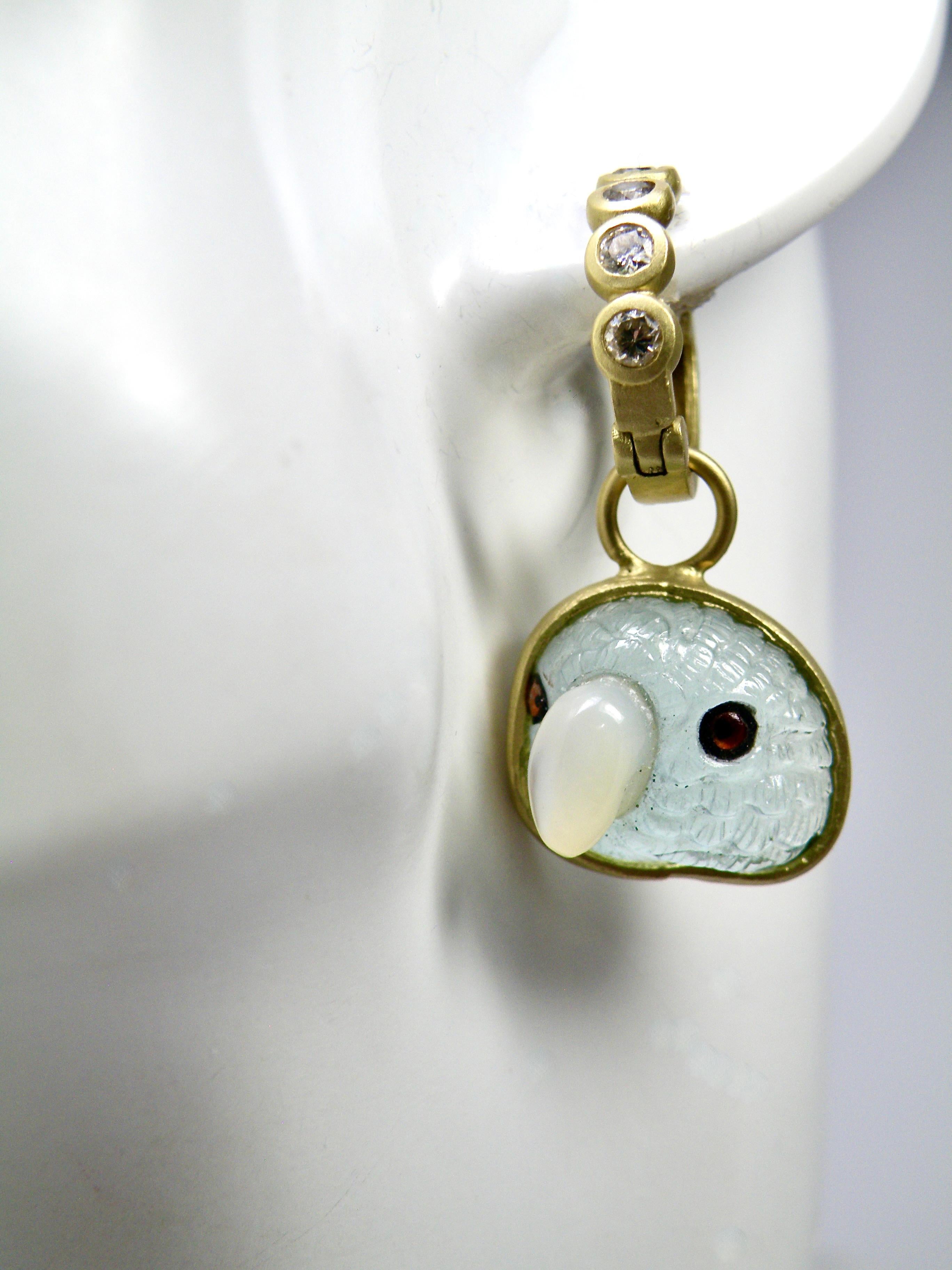 Contemporain Boucles d'oreilles 18k, perroquets en aigue-marine sculptés à la main, avec Huggies en diamant en vente