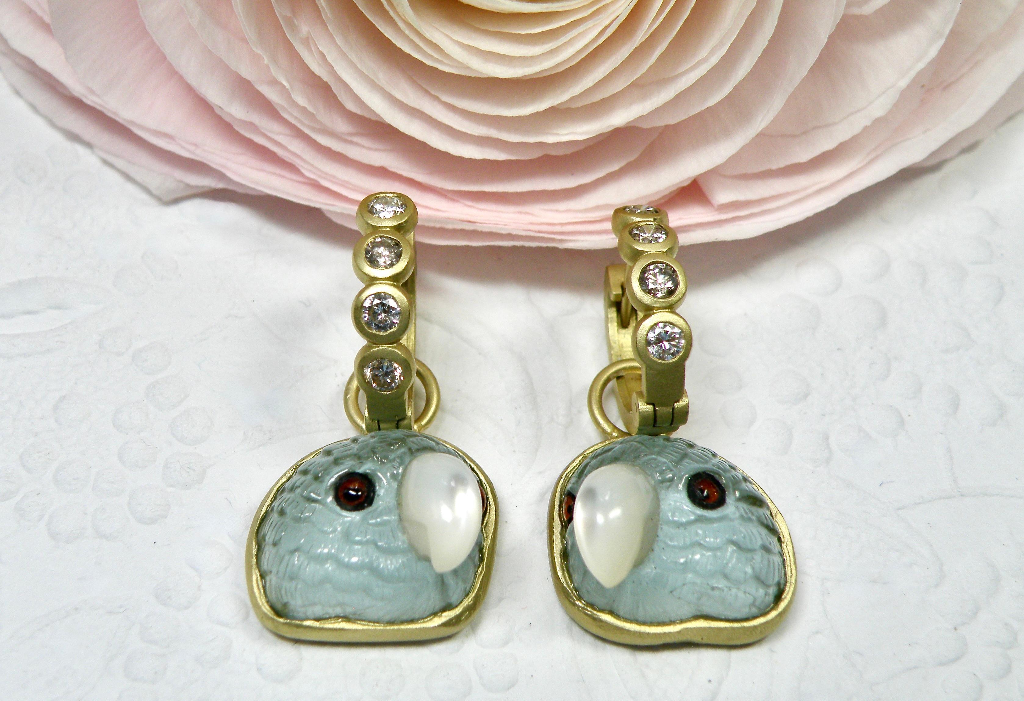 Taille cabochon Boucles d'oreilles 18k, perroquets en aigue-marine sculptés à la main, avec Huggies en diamant en vente