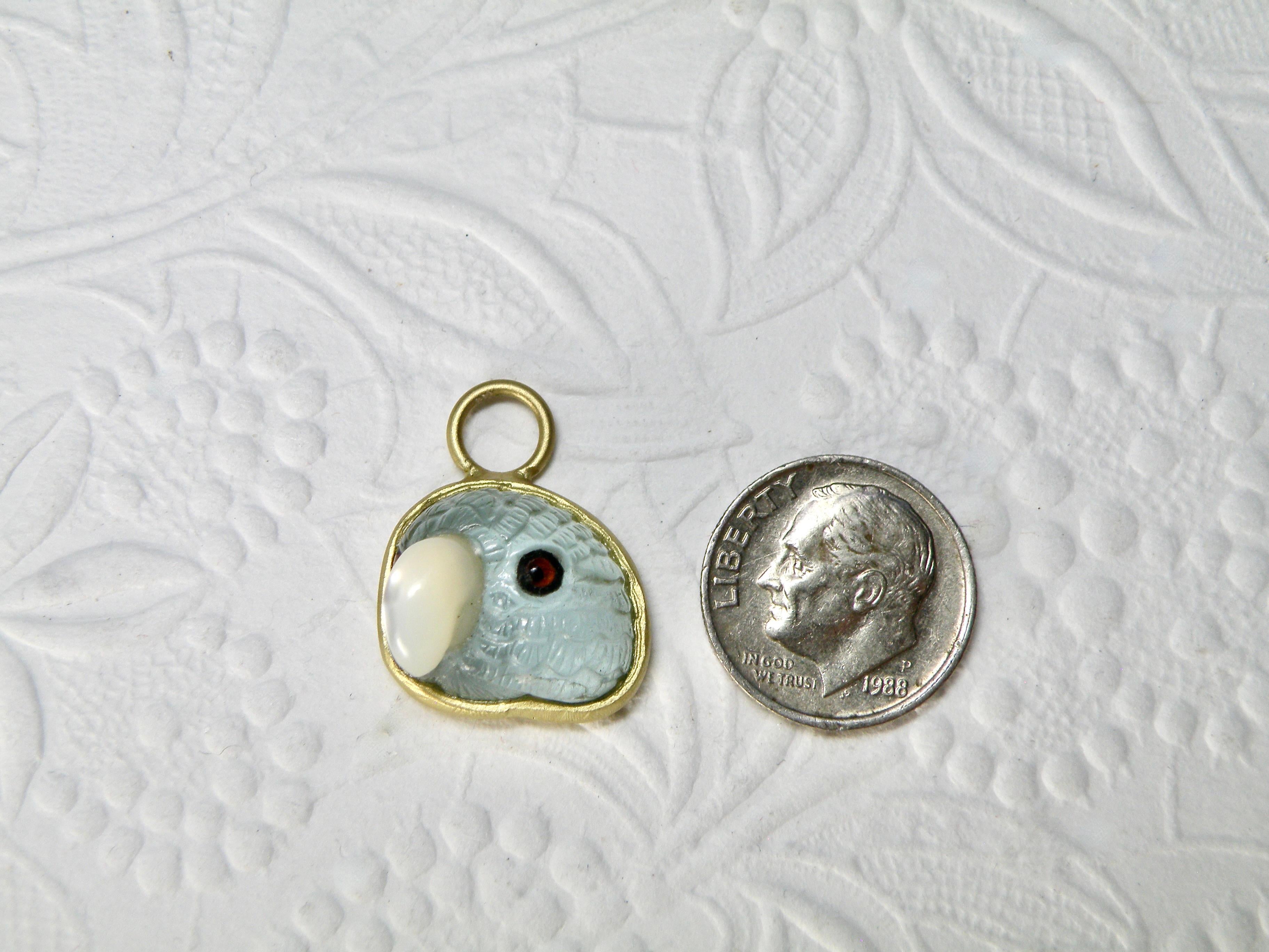 Boucles d'oreilles 18k, perroquets en aigue-marine sculptés à la main, avec Huggies en diamant Neuf - En vente à Cohasset, MA