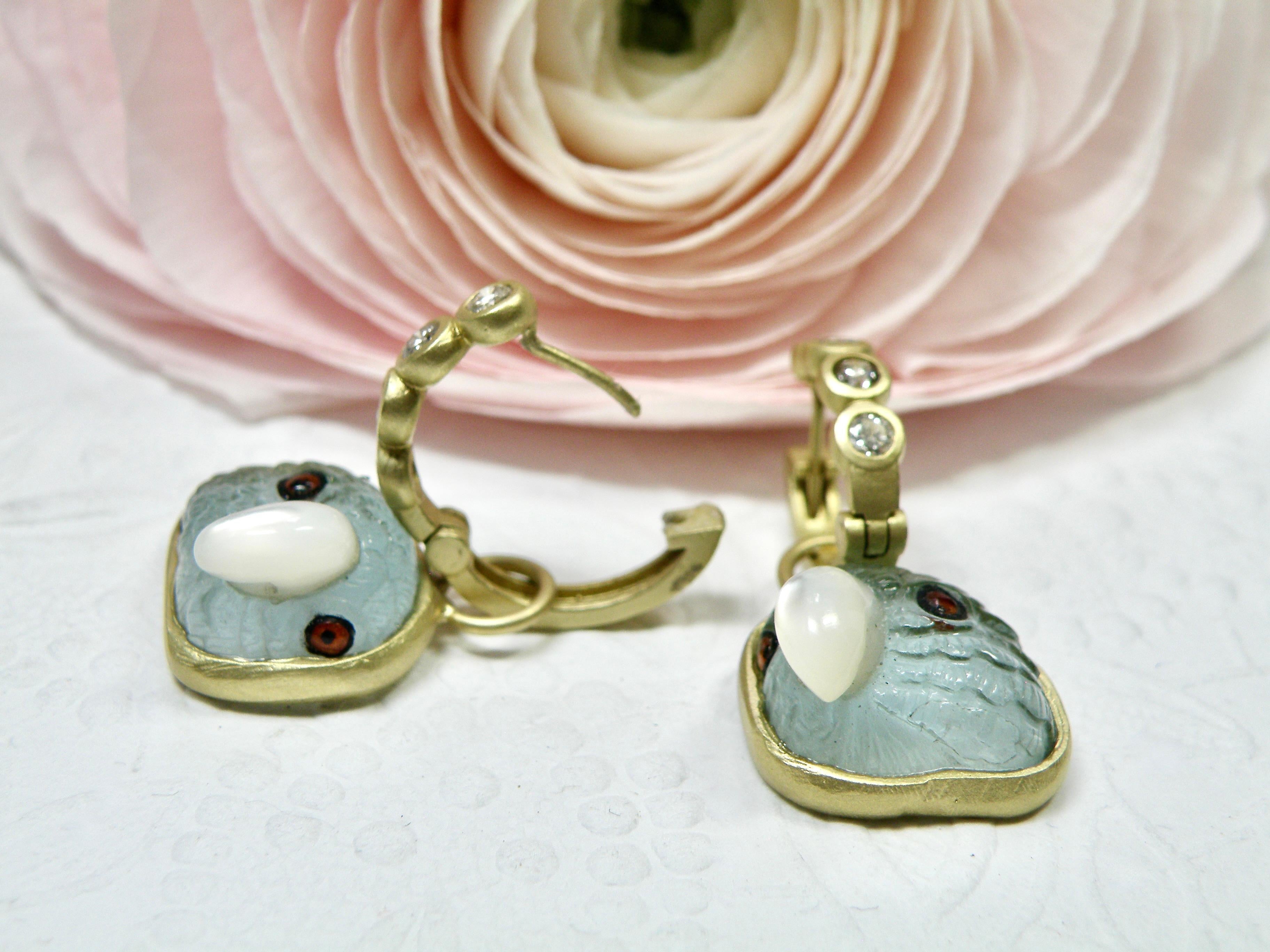 Boucles d'oreilles 18k, perroquets en aigue-marine sculptés à la main, avec Huggies en diamant en vente 1