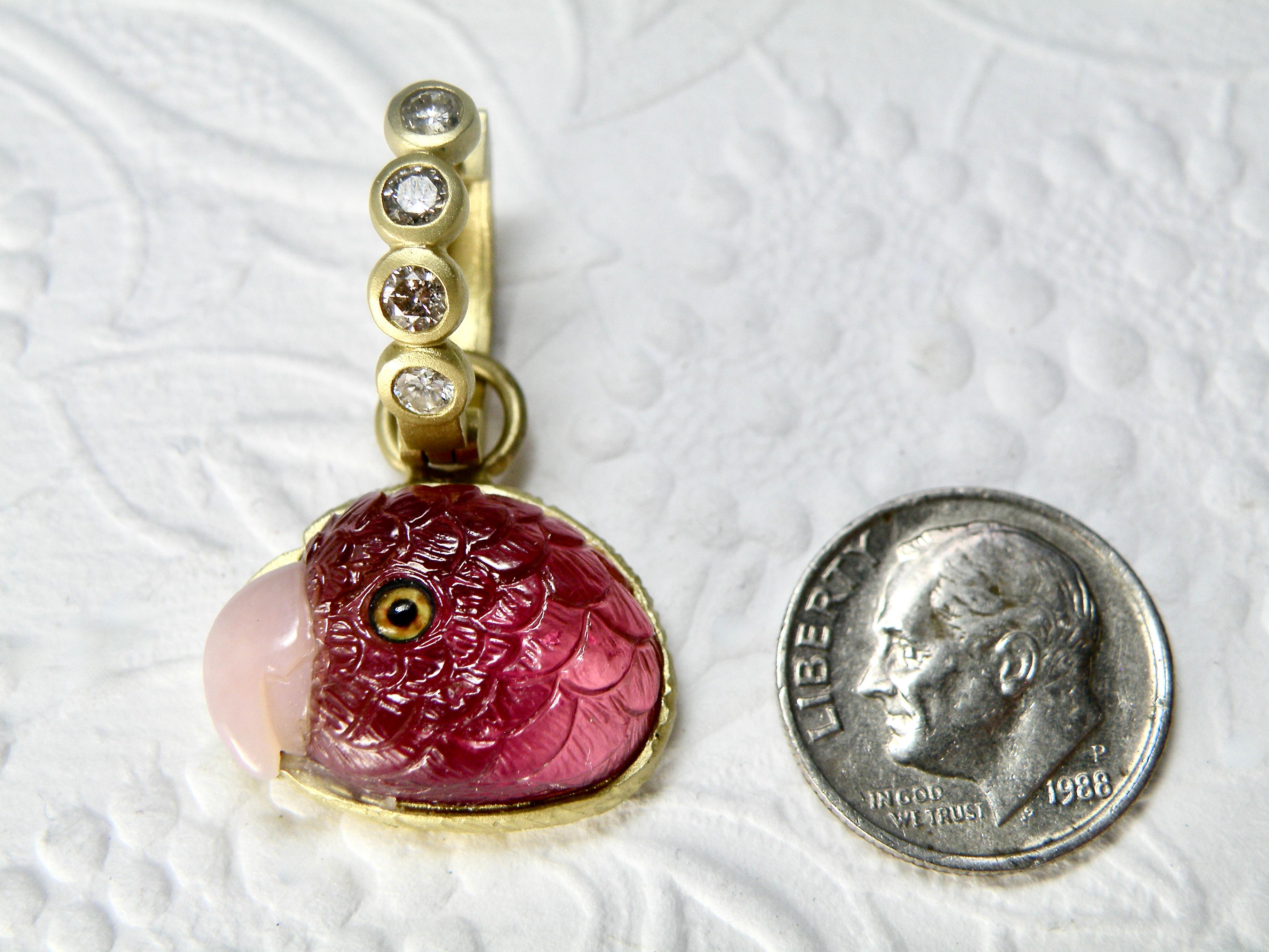 18k Hand geschnitzt Pink Turmalin Papagei Kopf Ohrringe mit Perlmutt Schnäbel. Diamant, 18k Huggies