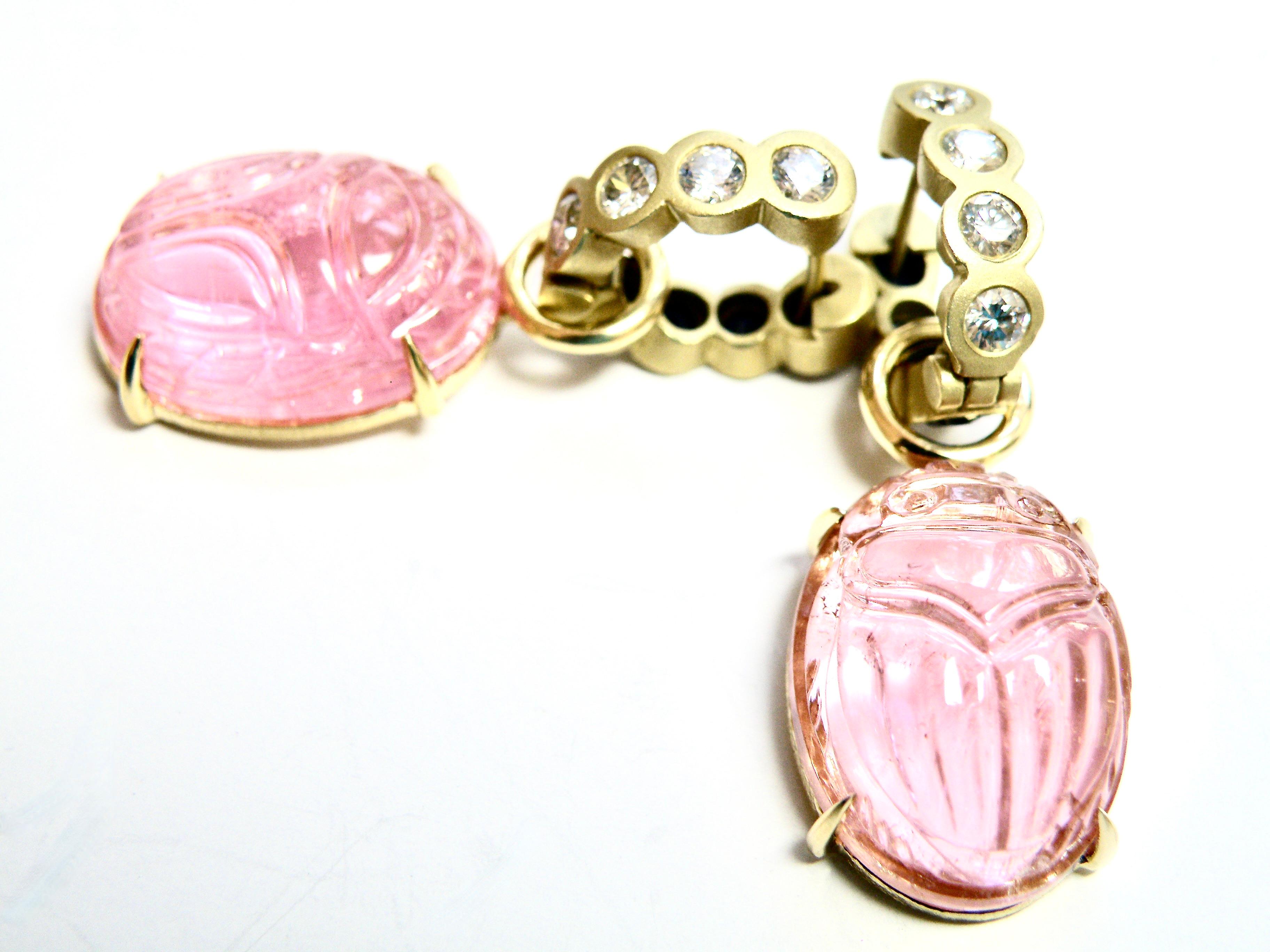 Orecchini scarabei in tormalina rosa 18k con zaffiri reversibili Huggies In condizioni Nuovo in vendita a Cohasset, MA