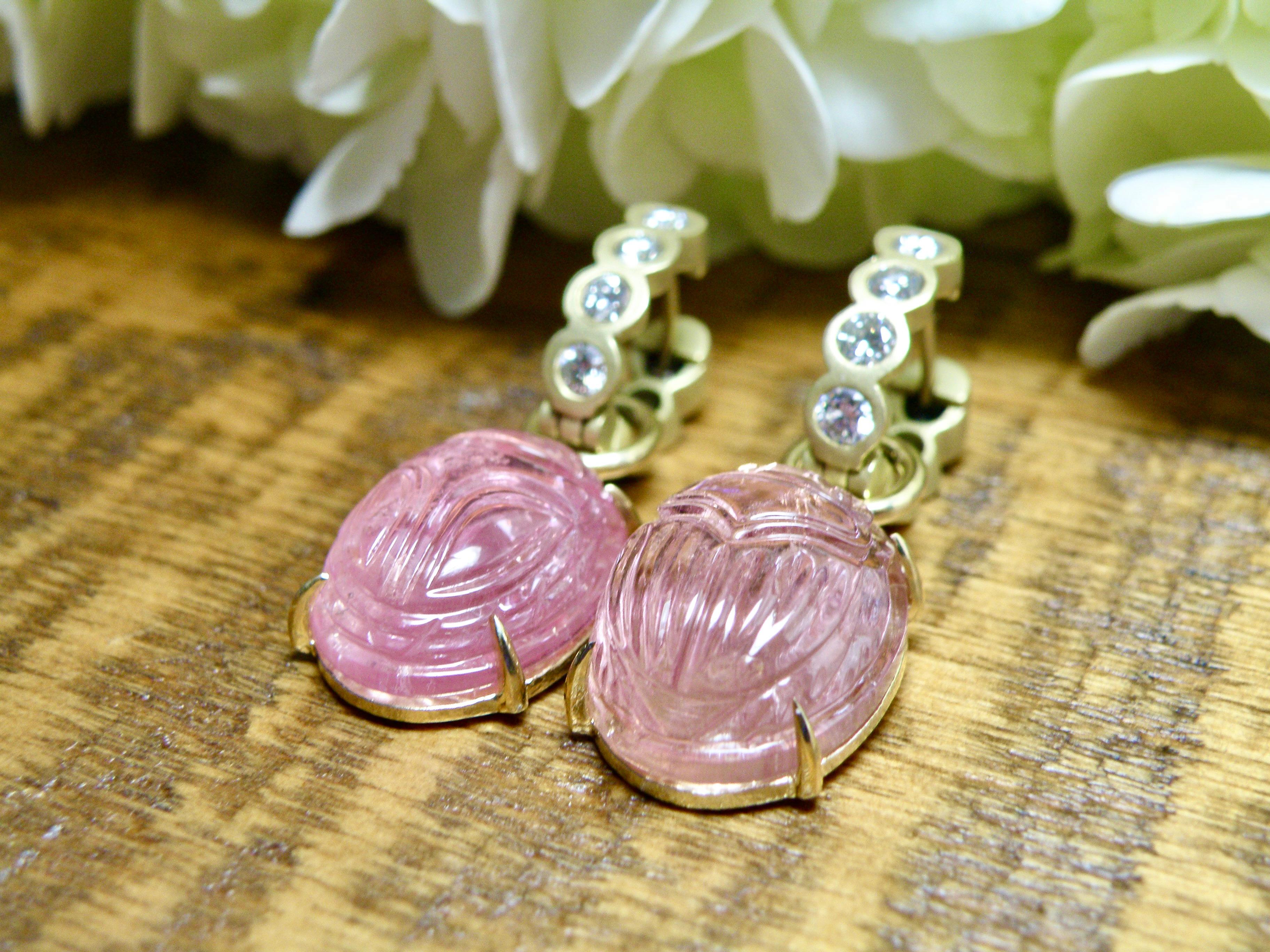 Orecchini scarabei in tormalina rosa 18k con zaffiri reversibili Huggies in vendita 1