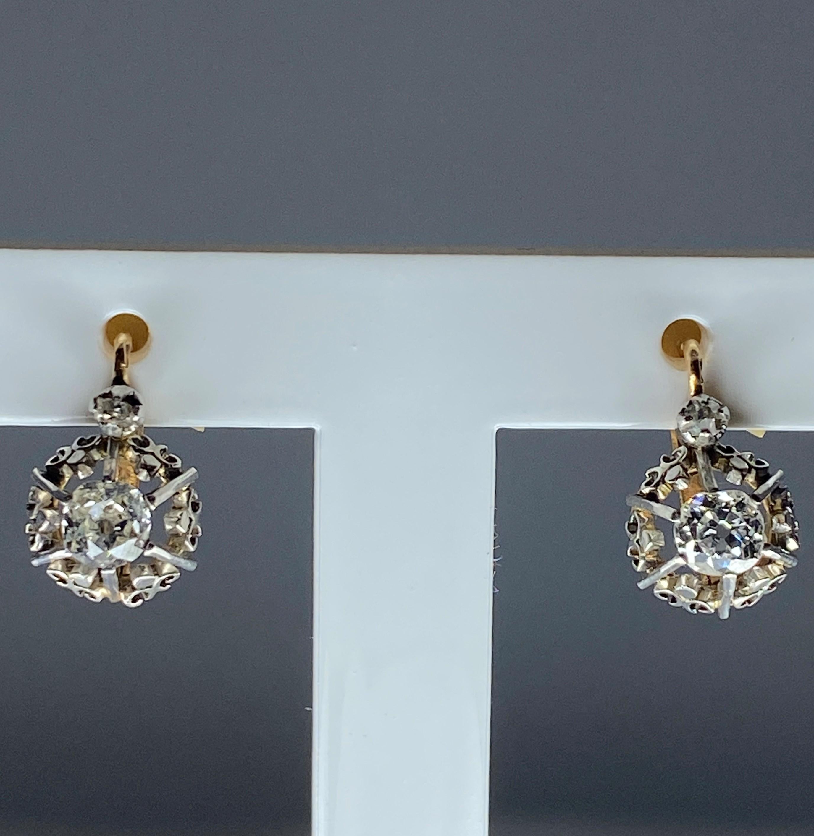 Boucles d'oreilles en or 18 carats serties de diamants, vers 1900   Bon état - En vente à VERSAILLES, FR
