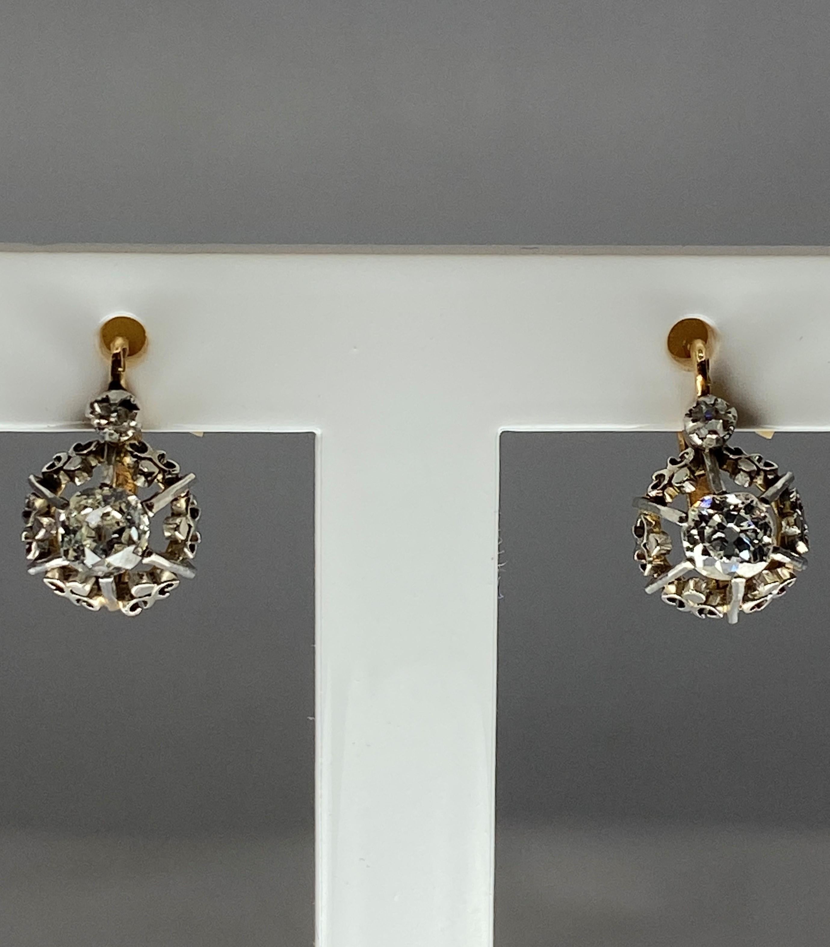 Boucles d'oreilles en or 18 carats serties de diamants, vers 1900   en vente 1