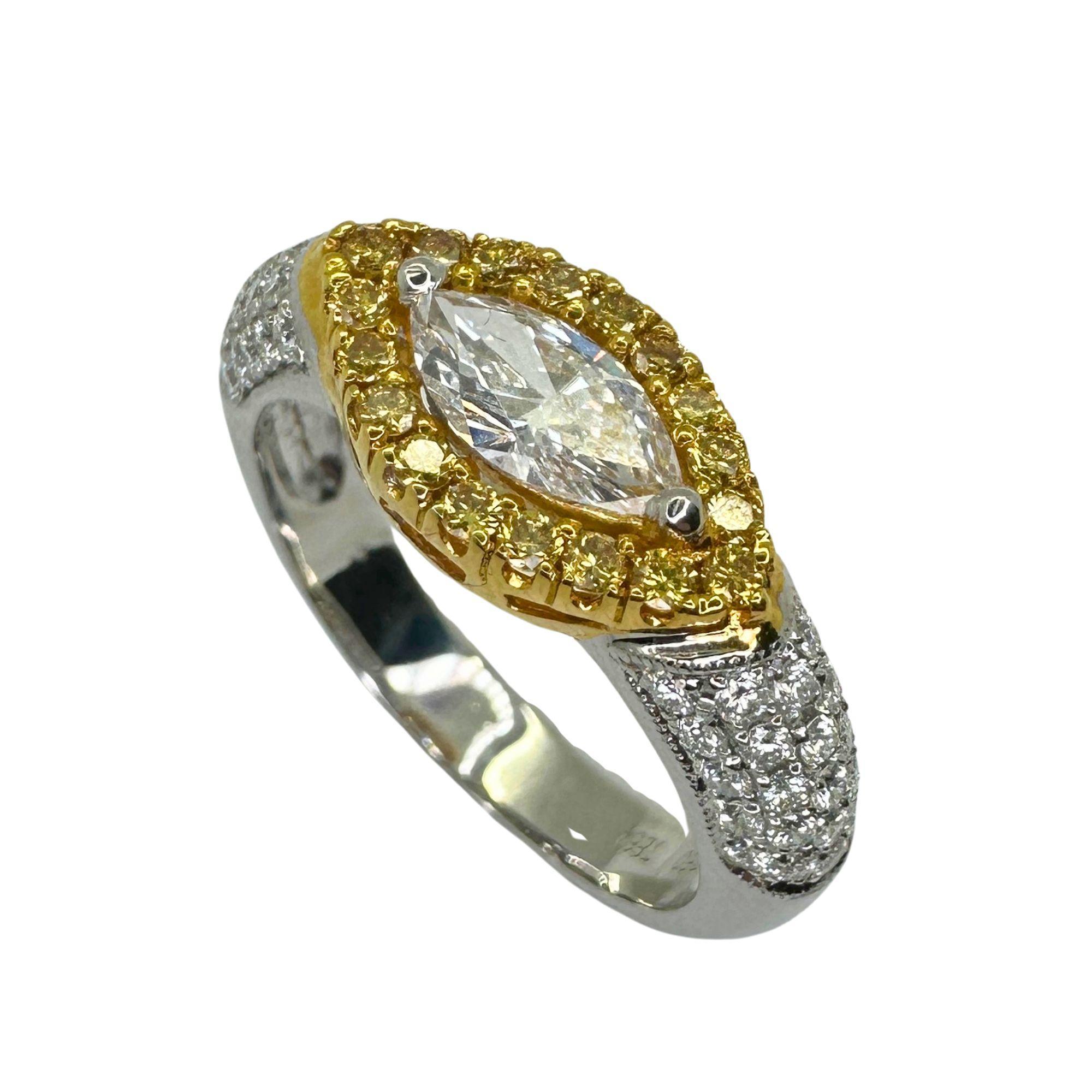 Dieser exquisite Ring besteht aus einem marquiseförmigen Ost-West-Diamanten in der Mitte, der durch einen atemberaubenden gelben Diamantenhalo ergänzt wird. Dieser 5,2 Gramm schwere Ring aus 18 Karat Weißgold mit einem Gesamtgewicht von 1,05 Karat