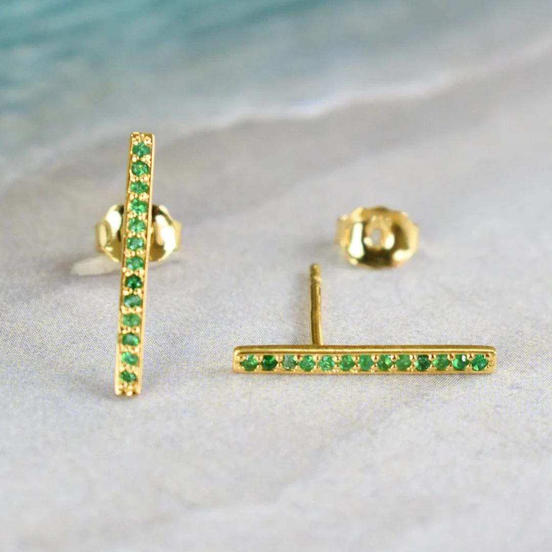 18K Emerald 26 Pcs Emerald Stud Earrings Long Bar Studs Delicate Gold Earrings In New Condition For Sale In Bangkok, TH