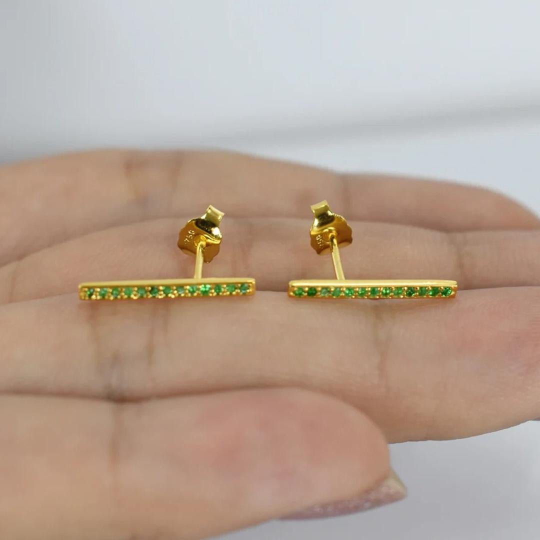 Clous d'oreilles en or 18 carats avec 26 pièces d'émeraudes Unisexe en vente