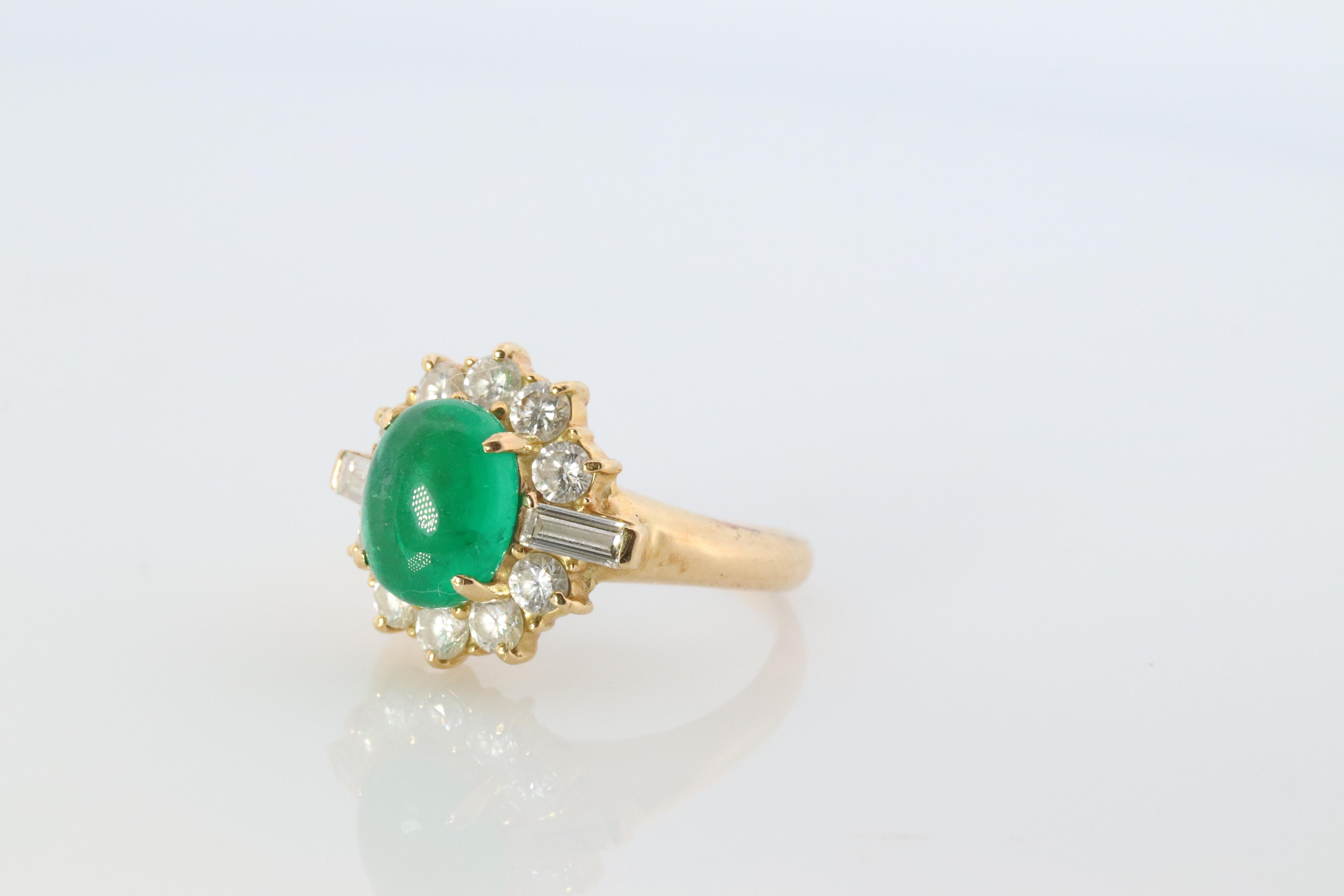 Round Cut 18k Emerald and Diamond Halo yellow gold ring. Natural Emerald Cabochon ring. For Sale