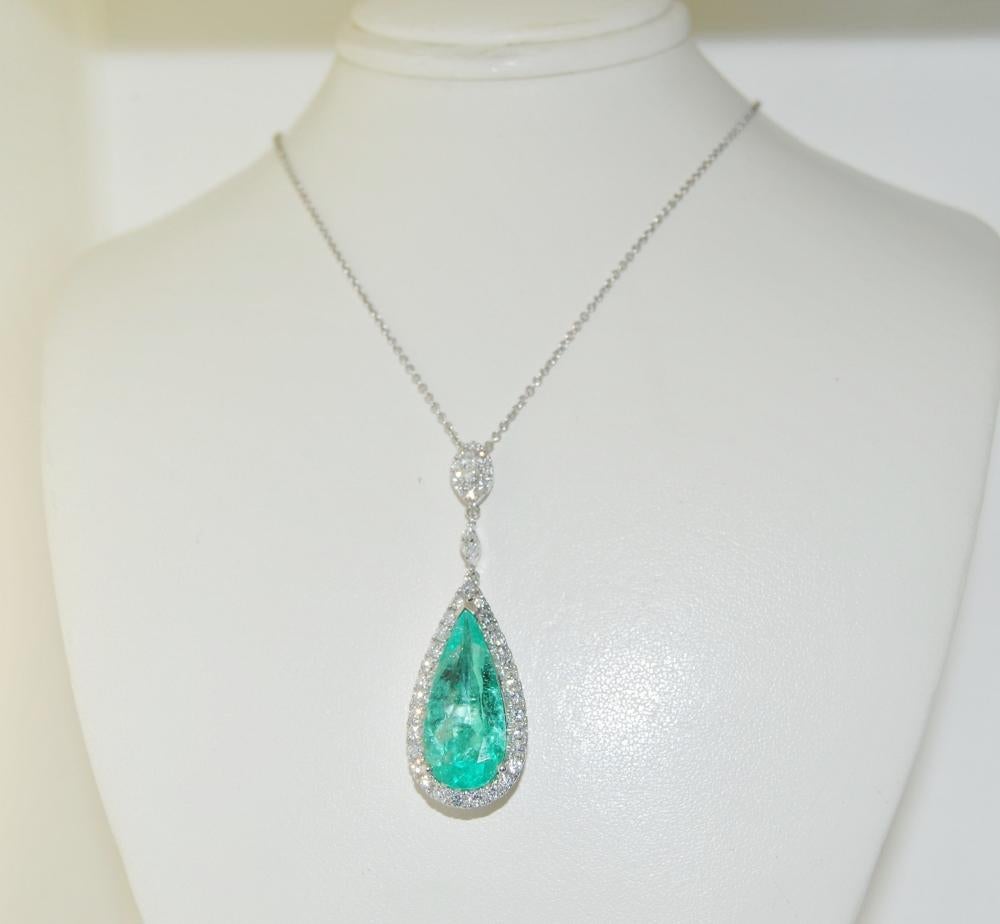 18K white gold pendant necklace featuring a 5.48 carat pear shaped Emerald at center, 1.13 carats of white brilliant diamonds and an 18 inches chain.
