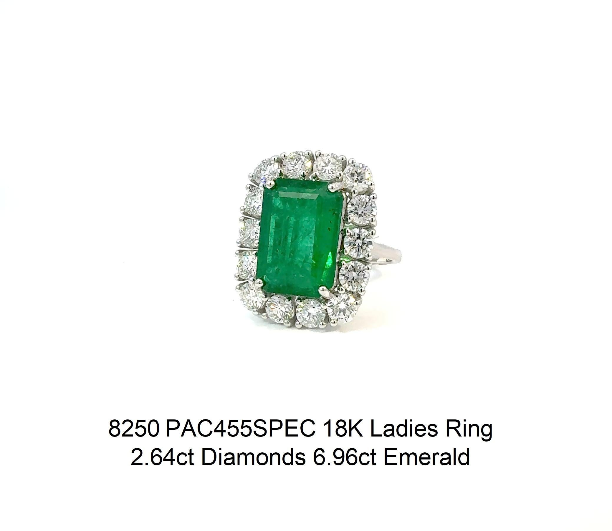 Numéro d'article 8250

Bague pour femme en or blanc 18 carats avec 2,64 diamants autour d'une émeraude de 6,96 carats. 

Pierre centrale de 6,96 carats d'émeraude naturelle sertie dans une bague en or blanc avec de nombreux diamants ronds de taille