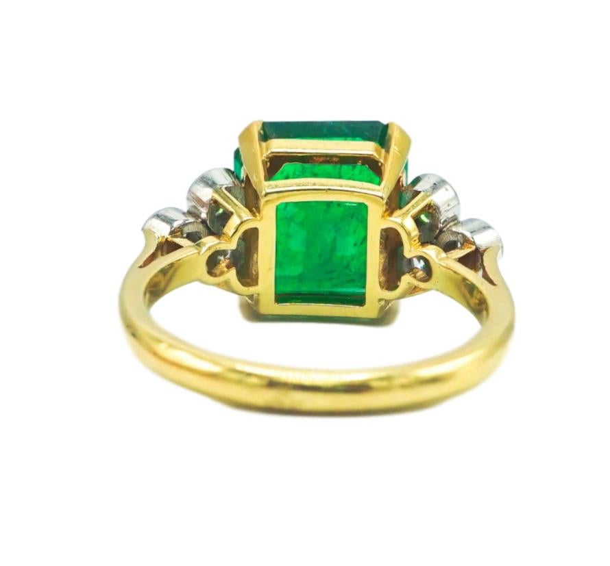 18 Karat Emerald and Diamond Ring with AGL Report In Excellent Condition For Sale In New York, NY