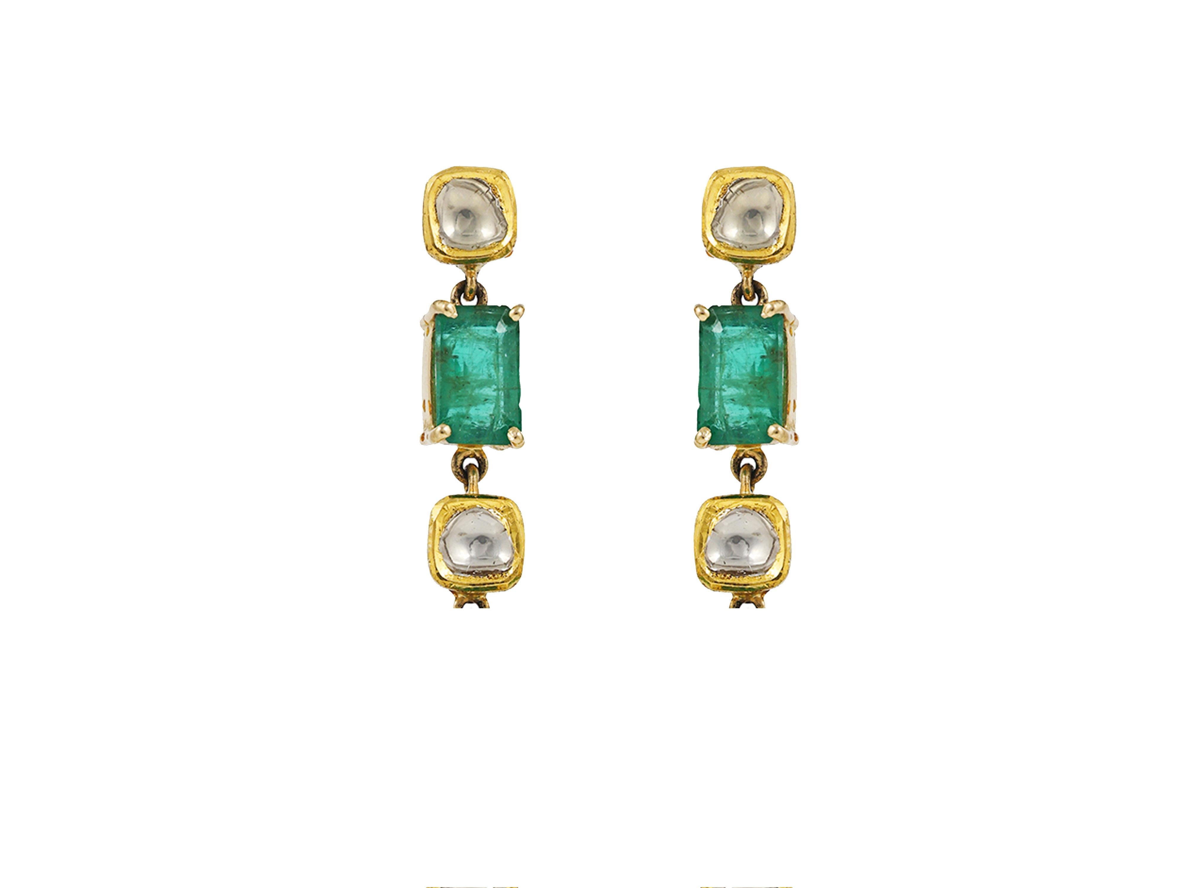18K Emerald and uncut diamond slices earrings In New Condition For Sale In Bangkok,, TH